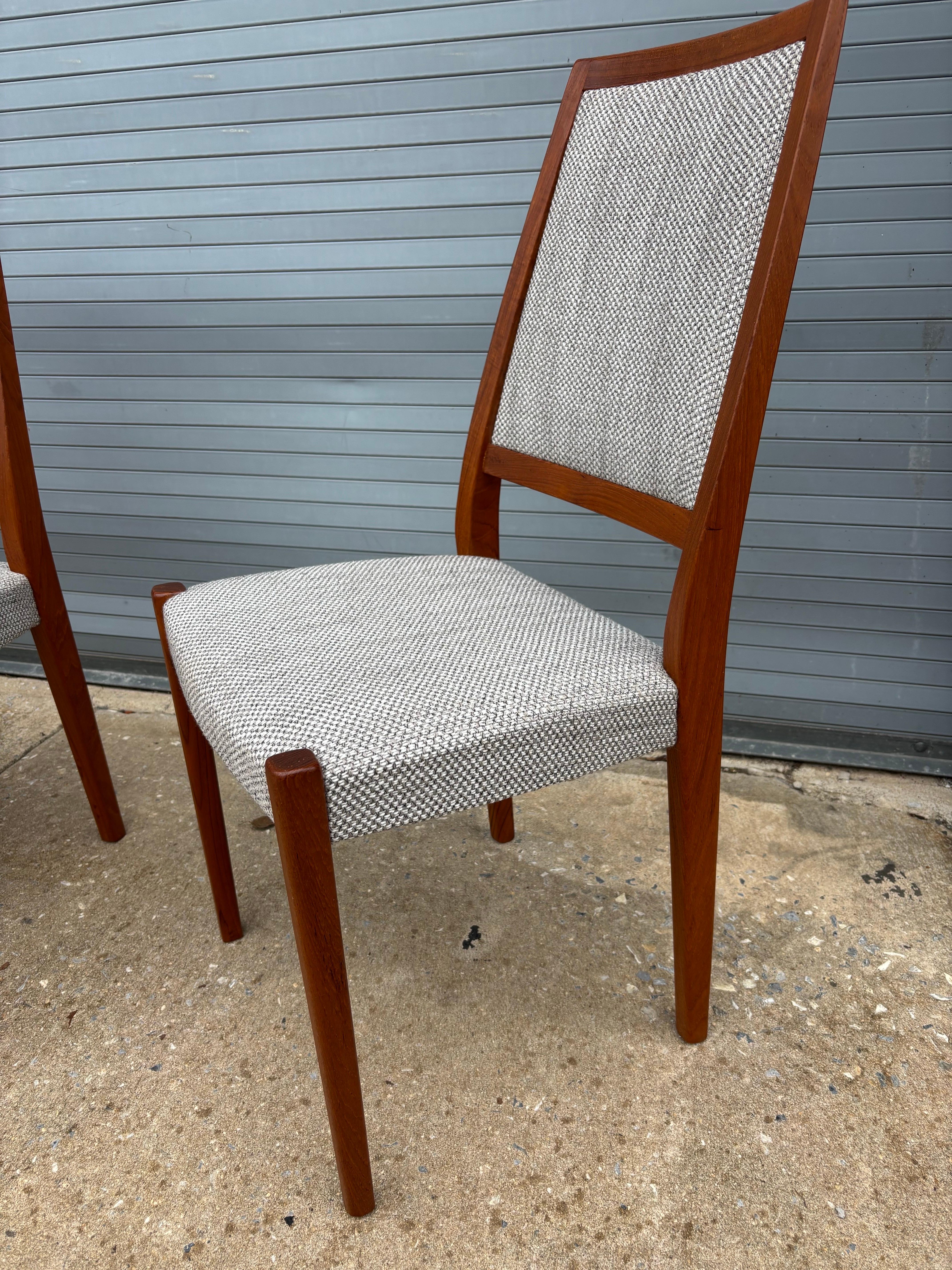 Svegards Markaryd Svezia!  Un bel set di grandi dimensioni!  8 sedie in teak con sedute e schienali imbottiti di recente.  Un set molto solido, ma facile da spostare e maneggiare.  Gli schienali alti sono perfetti per un tavolo!