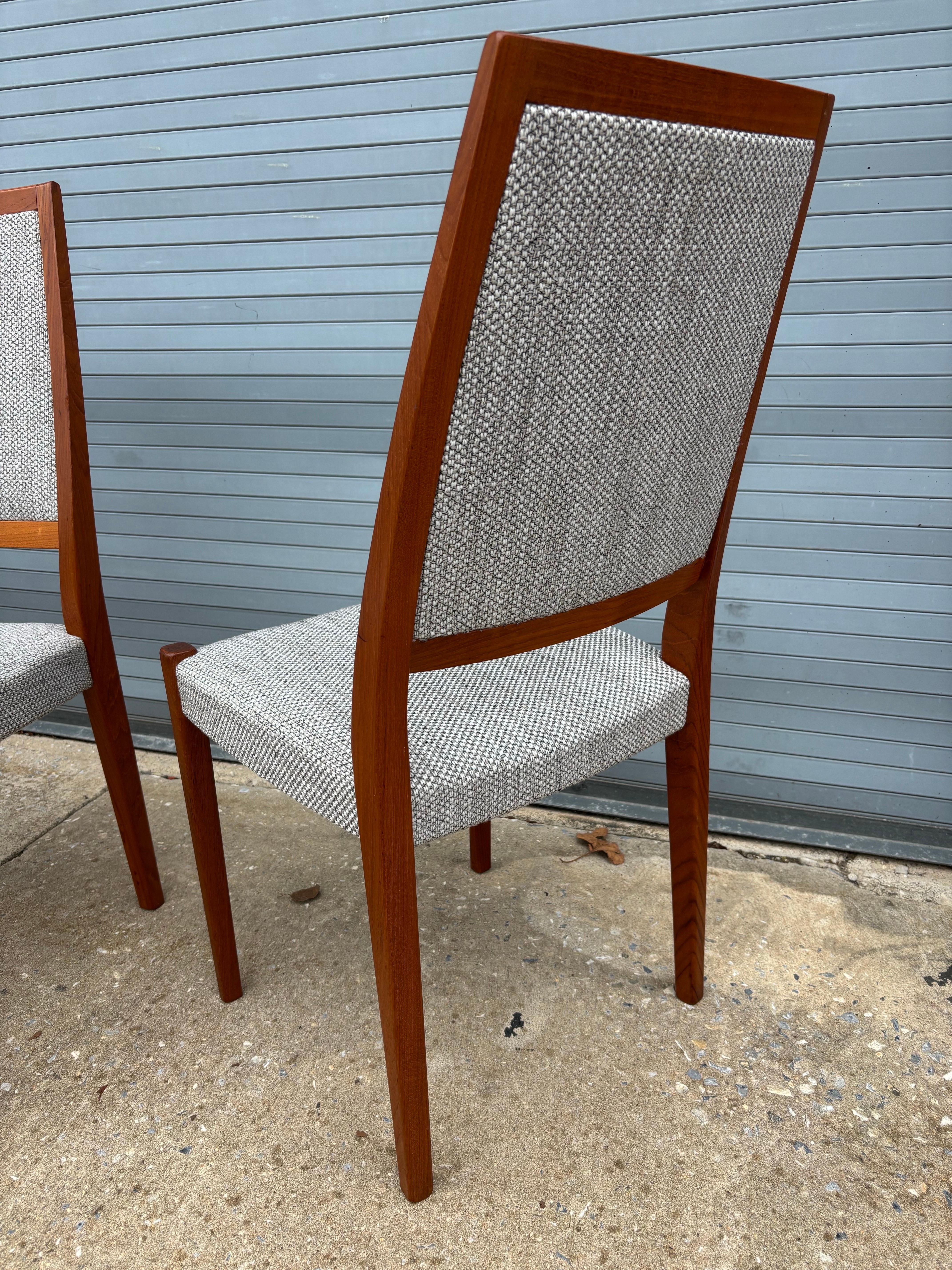 Scandinavo moderno Svegards Markaryd Set di 8 sedie da pranzo imbottite in teak in vendita