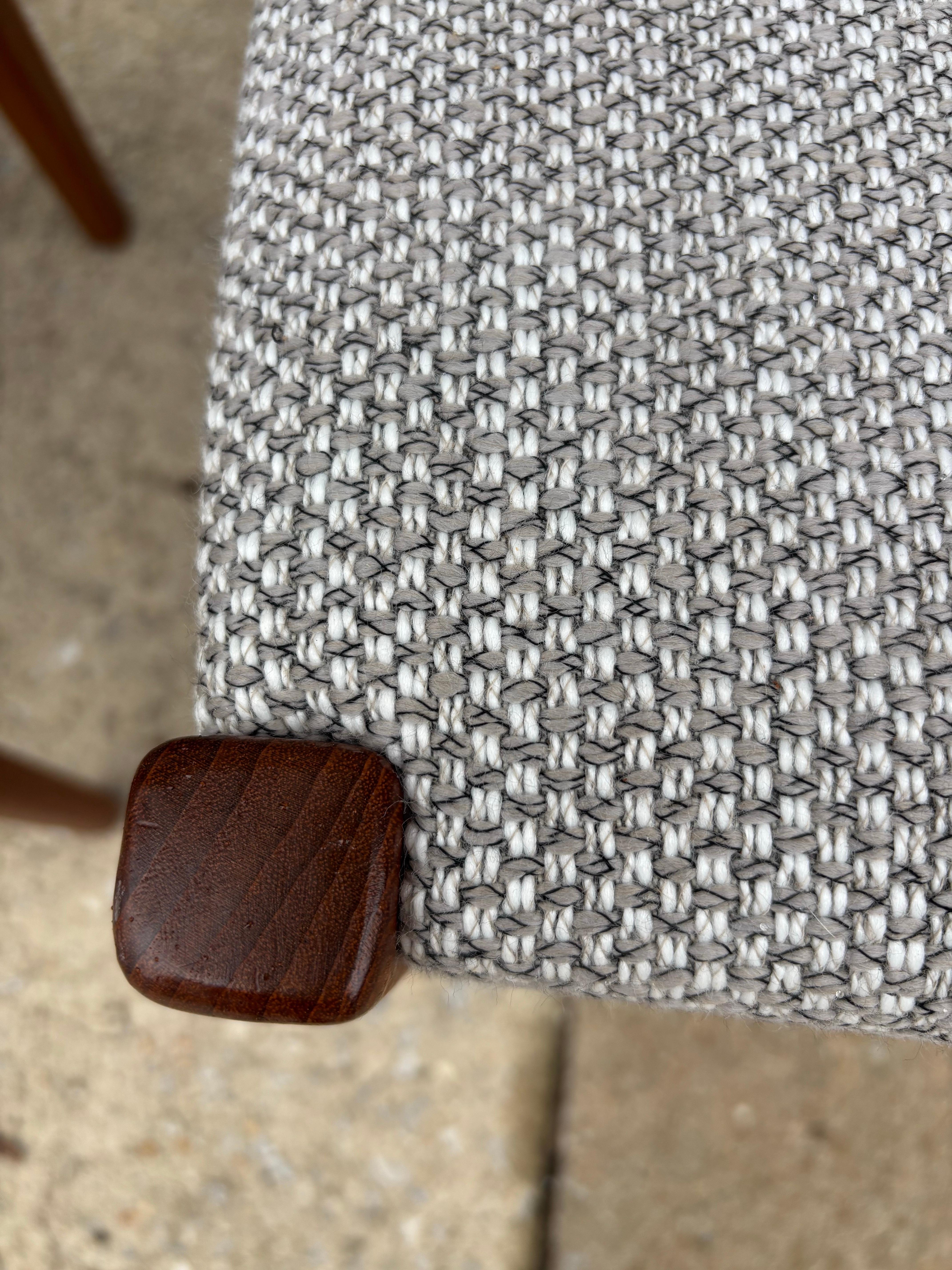 Metà XX secolo Svegards Markaryd Set di 8 sedie da pranzo imbottite in teak in vendita