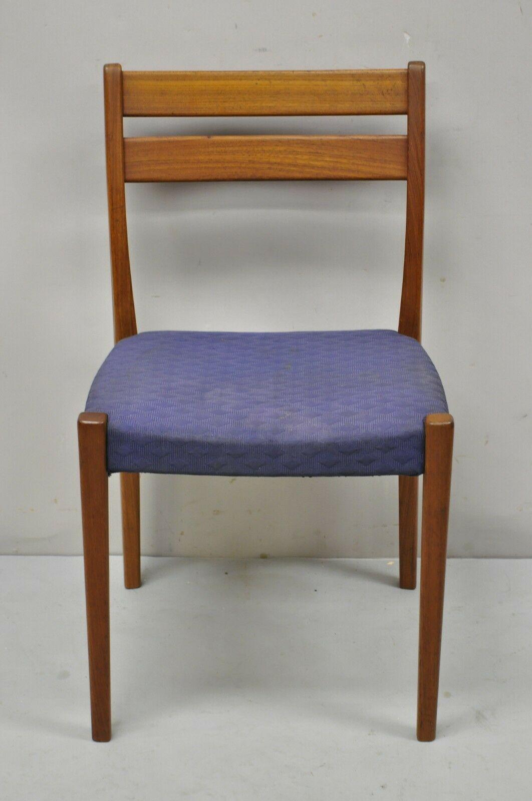 Svegards Markaryd Swedish Danish Modern teak dining side chair, Sweden. Item features beautiful wood grain, original stamp, tapered legs, clean modernist lines, quality craftsmanship, great style and form. Circa mid 20th century. Measurements: 31