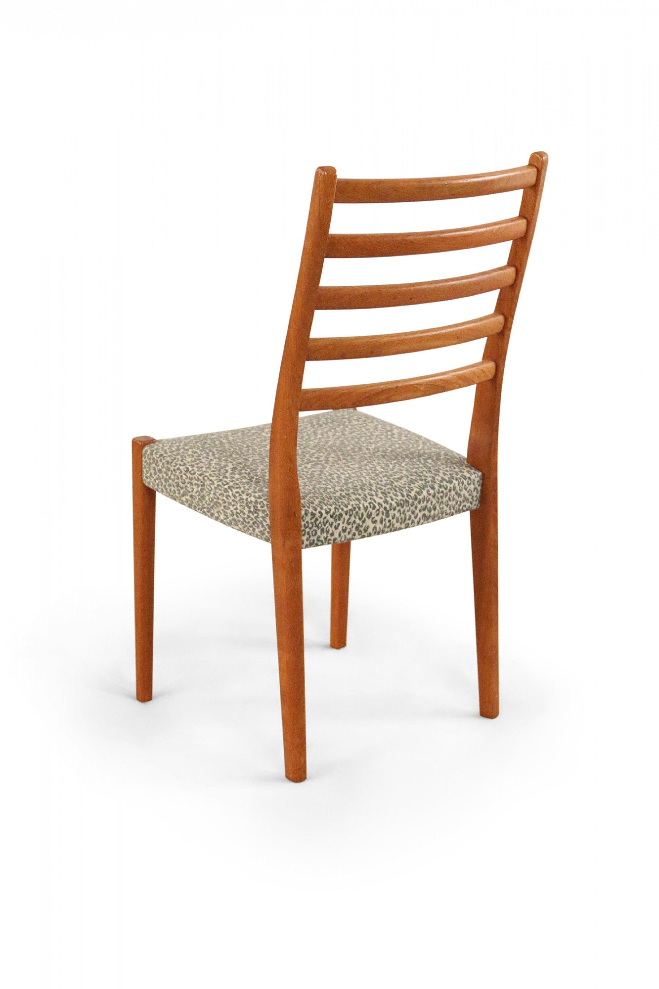 SET di 4 sedie da pranzo moderne svedesi in teak con sedute imbottite con stampa leopardo e schienali a doghe orizzontali (PREZZO COME SET) (Svegards Markaryd)