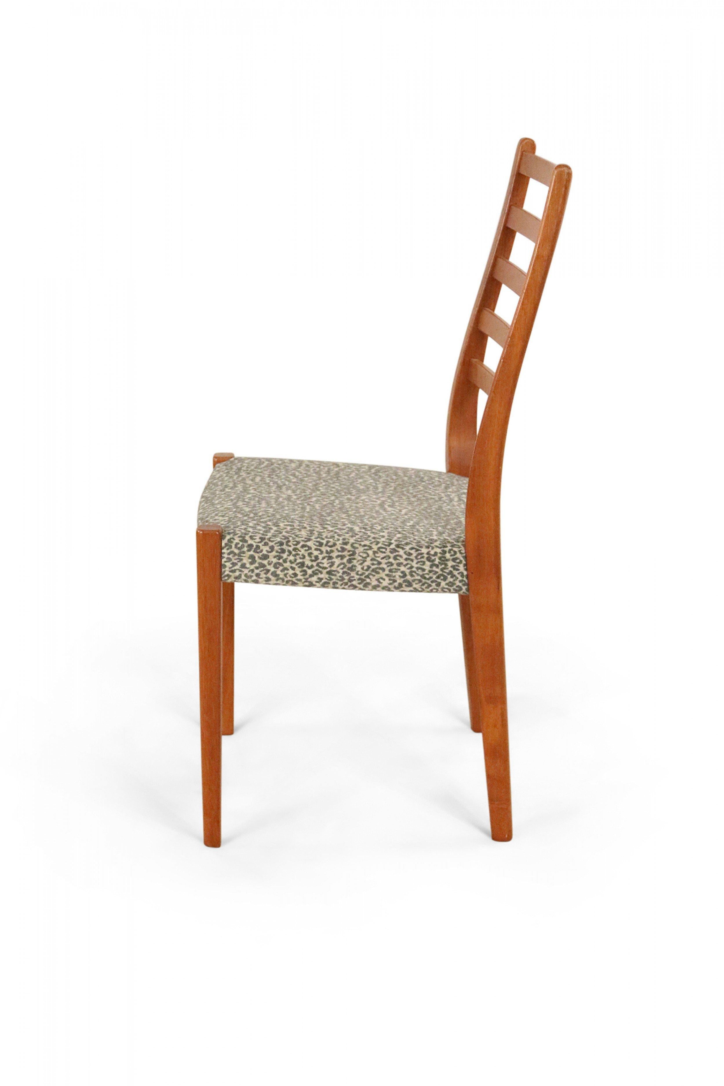 Moderno Svegards Markaryd Sedie da pranzo svedesi moderne in teak con stampa leopardata in vendita