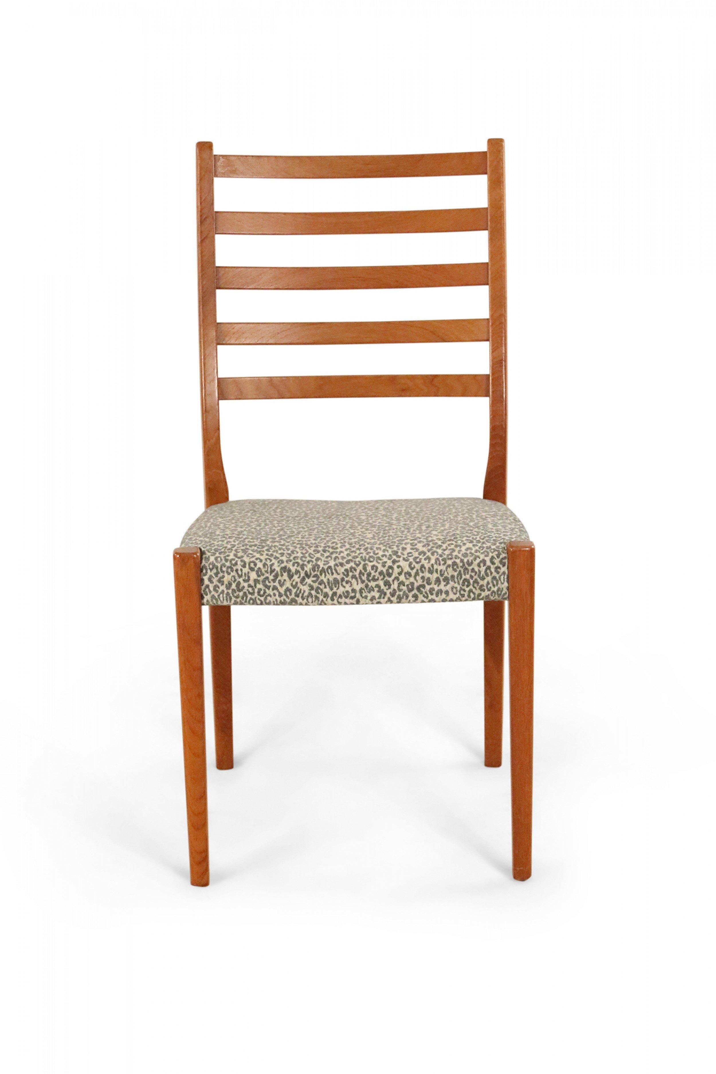 Svedese Svegards Markaryd Sedie da pranzo svedesi moderne in teak con stampa leopardata in vendita