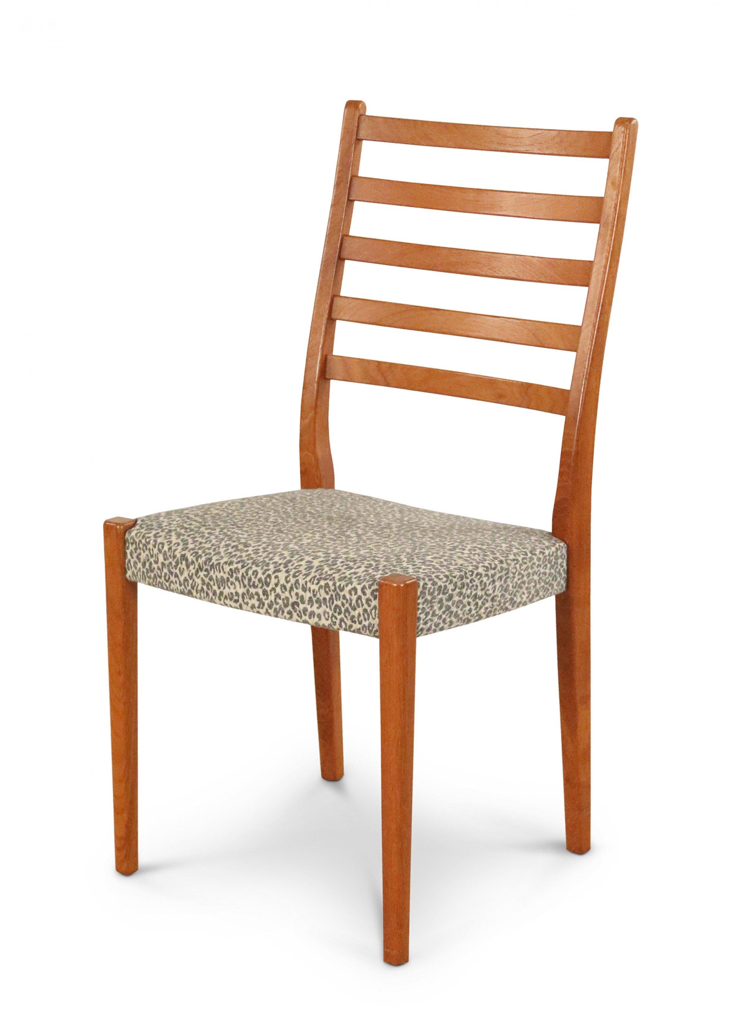 Fatto a mano Svegards Markaryd Sedie da pranzo svedesi moderne in teak con stampa leopardata in vendita