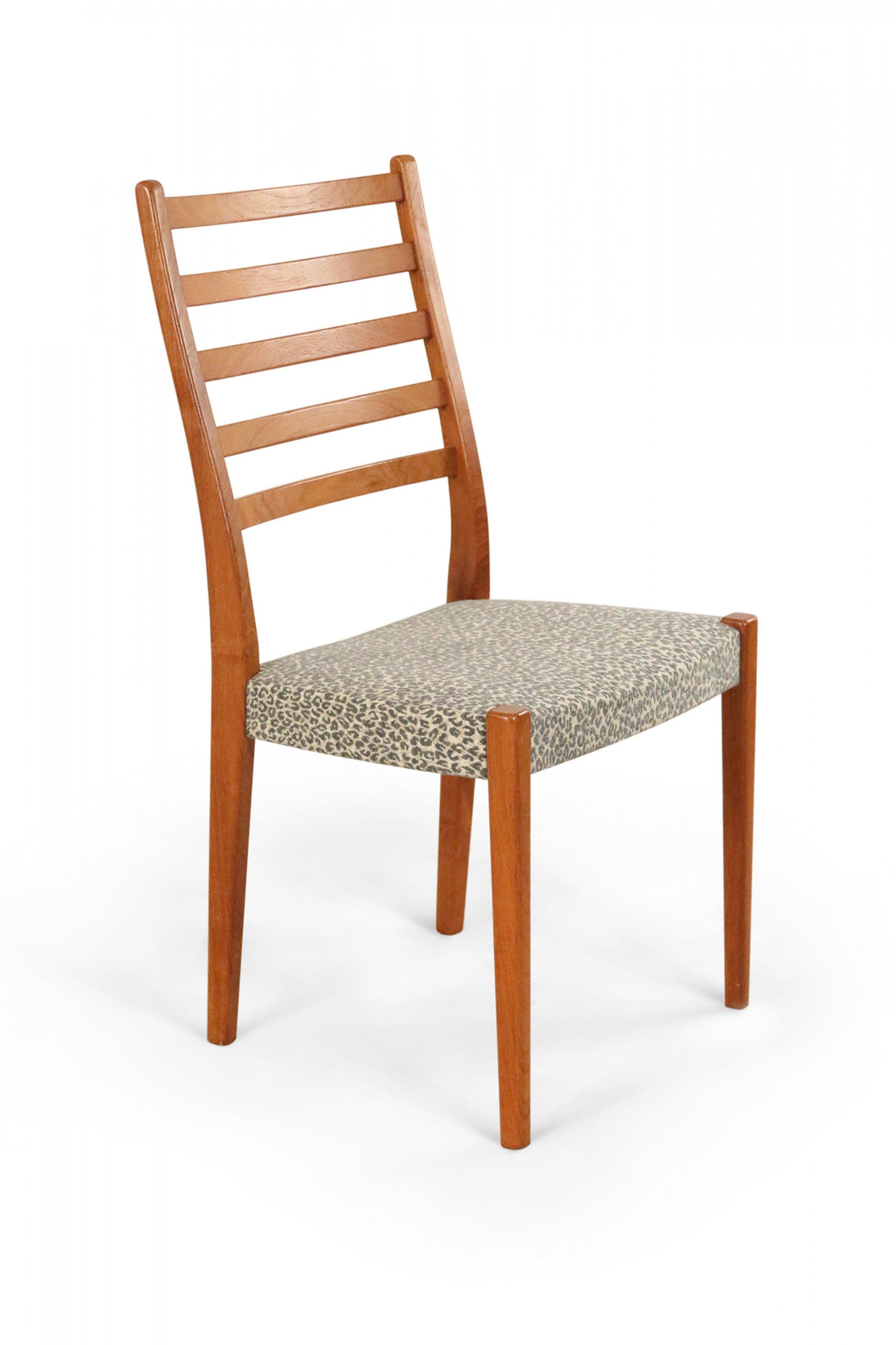 Svegards Markaryd Sedie da pranzo svedesi moderne in teak con stampa leopardata In condizioni buone in vendita a Queens, NY