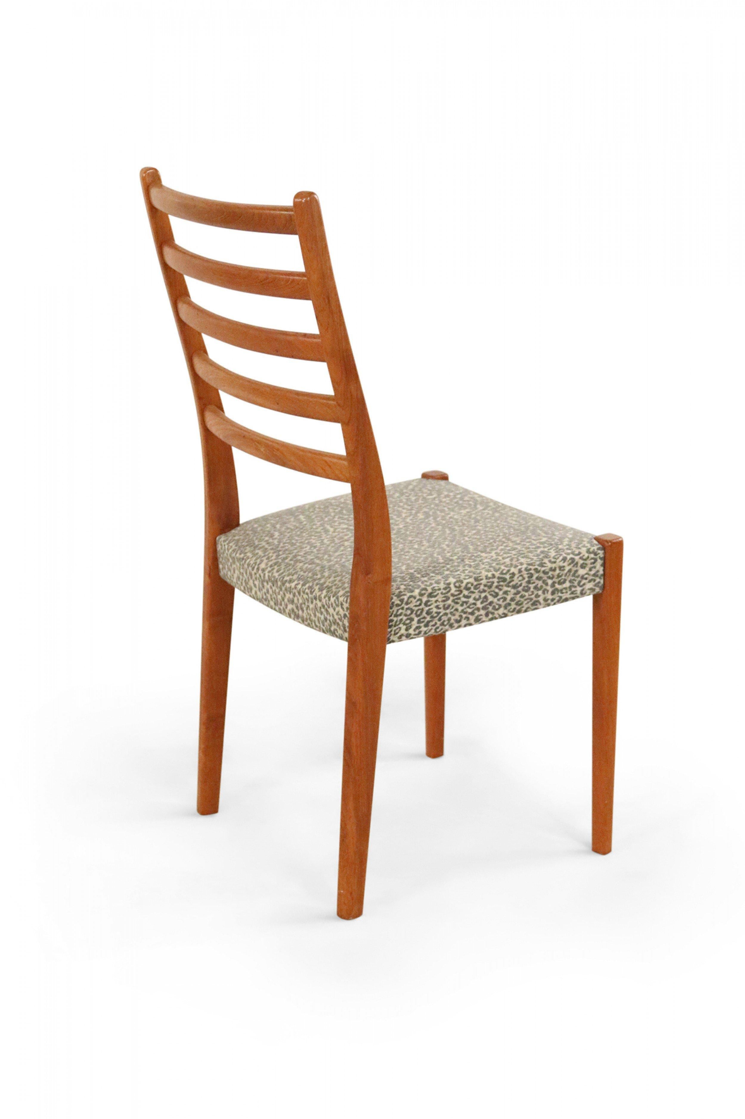 XX secolo Svegards Markaryd Sedie da pranzo svedesi moderne in teak con stampa leopardata in vendita