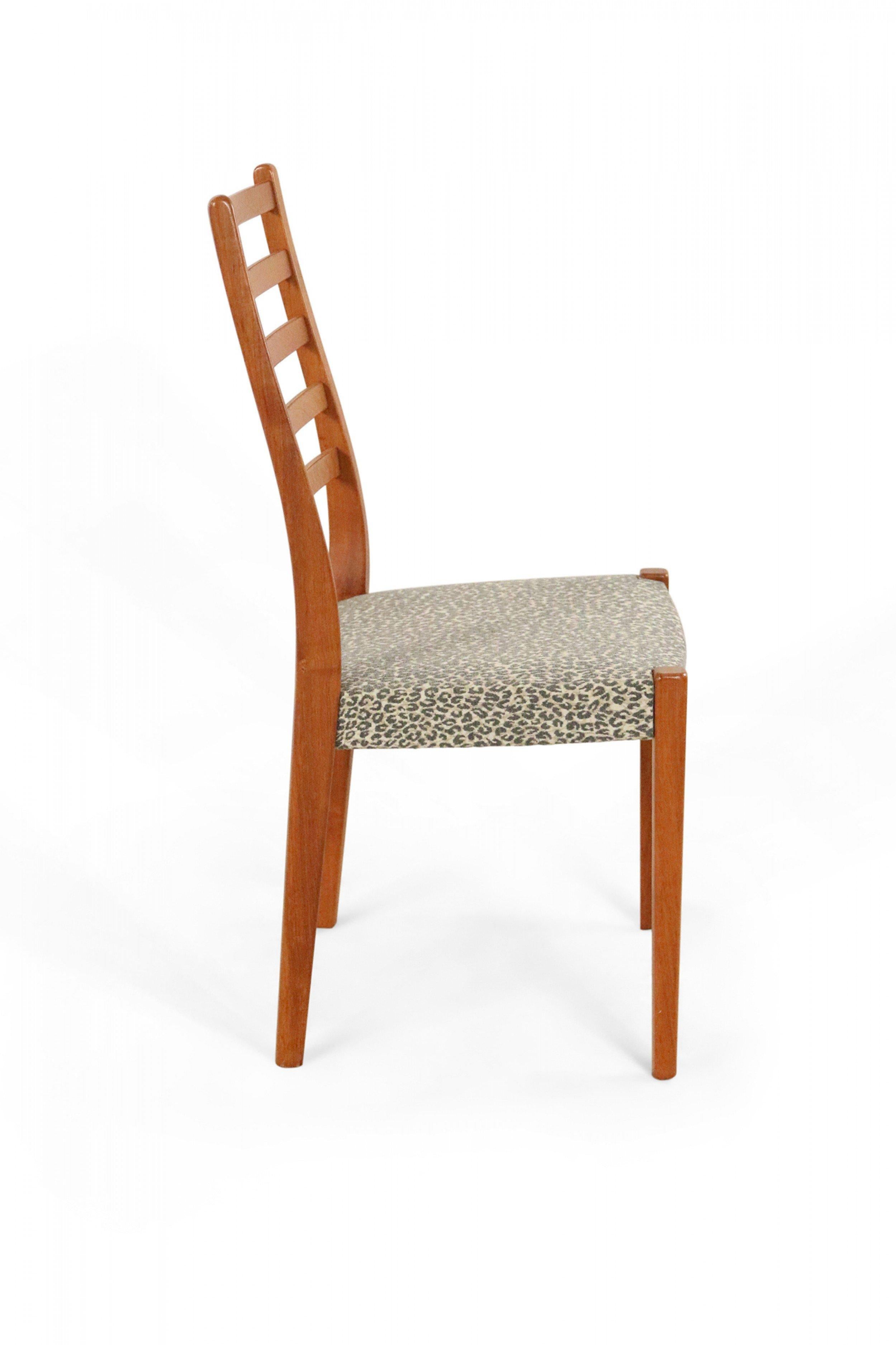 Legno Svegards Markaryd Sedie da pranzo svedesi moderne in teak con stampa leopardata in vendita