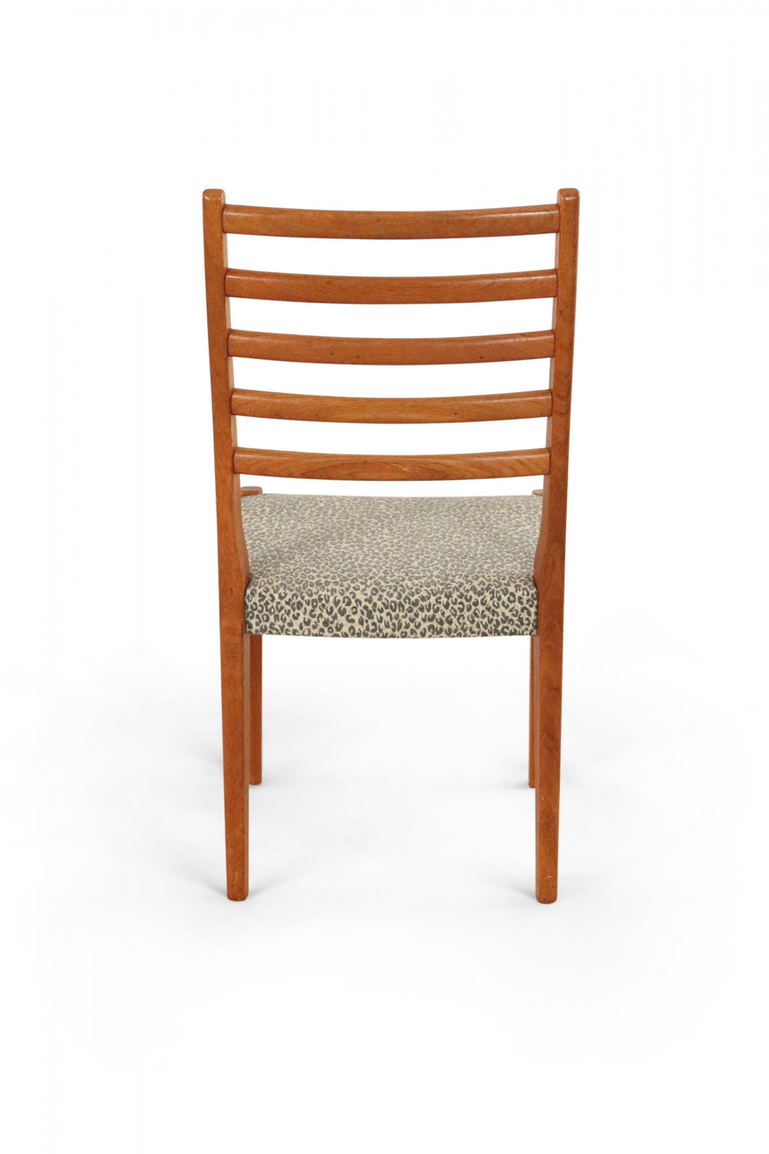 Svegards Markaryd Sedie da pranzo svedesi moderne in teak con stampa leopardata in vendita 1