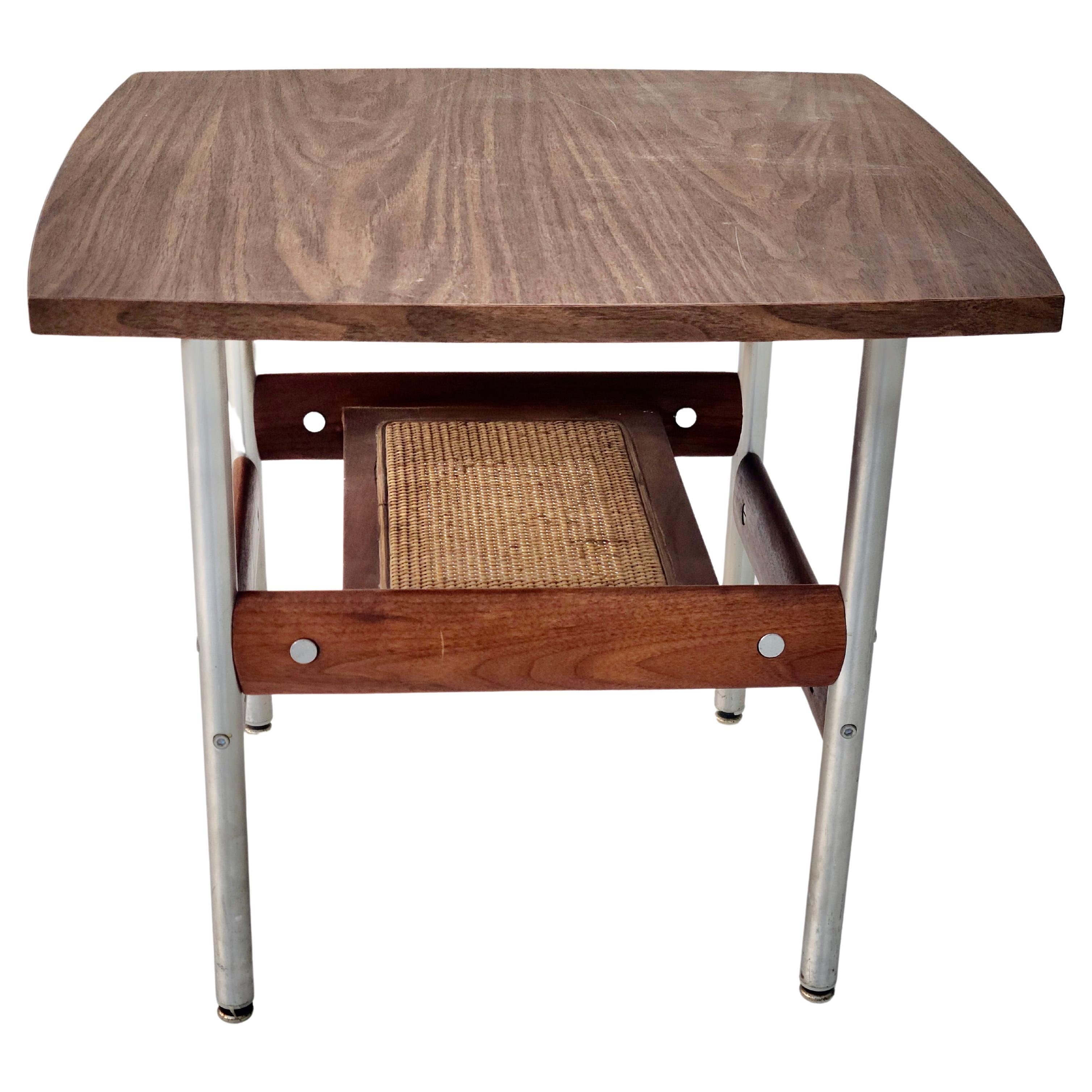 Table d'appoint de Svein Dysthe, Norvège.

Acier, Noyer, Canne, Formica Dessus.

