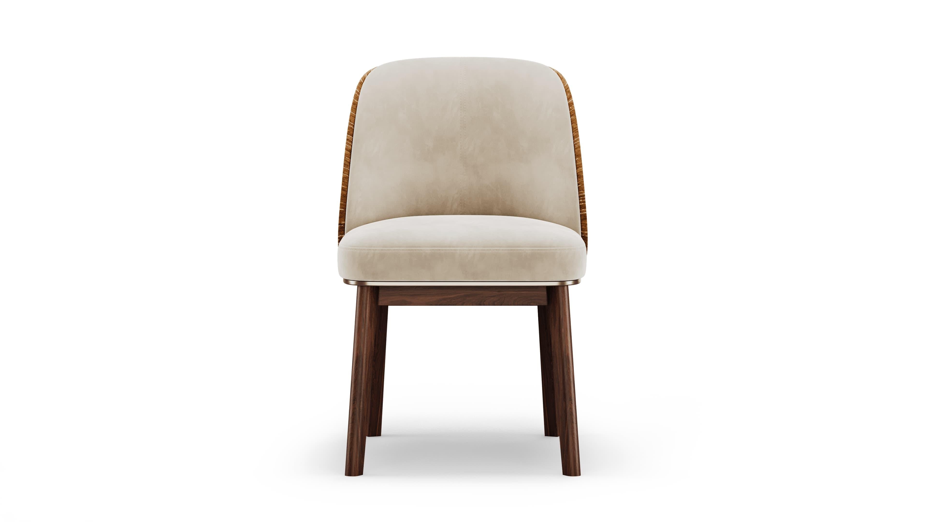 La silla Elise es un retrato de refinada elegancia y moderno confort, diseñada para elevar cualquier entorno de comedor. Su respaldo elegantemente contorneado y su asiento acolchado y afelpado ofrecen un apoyo y una comodidad excepcionales,