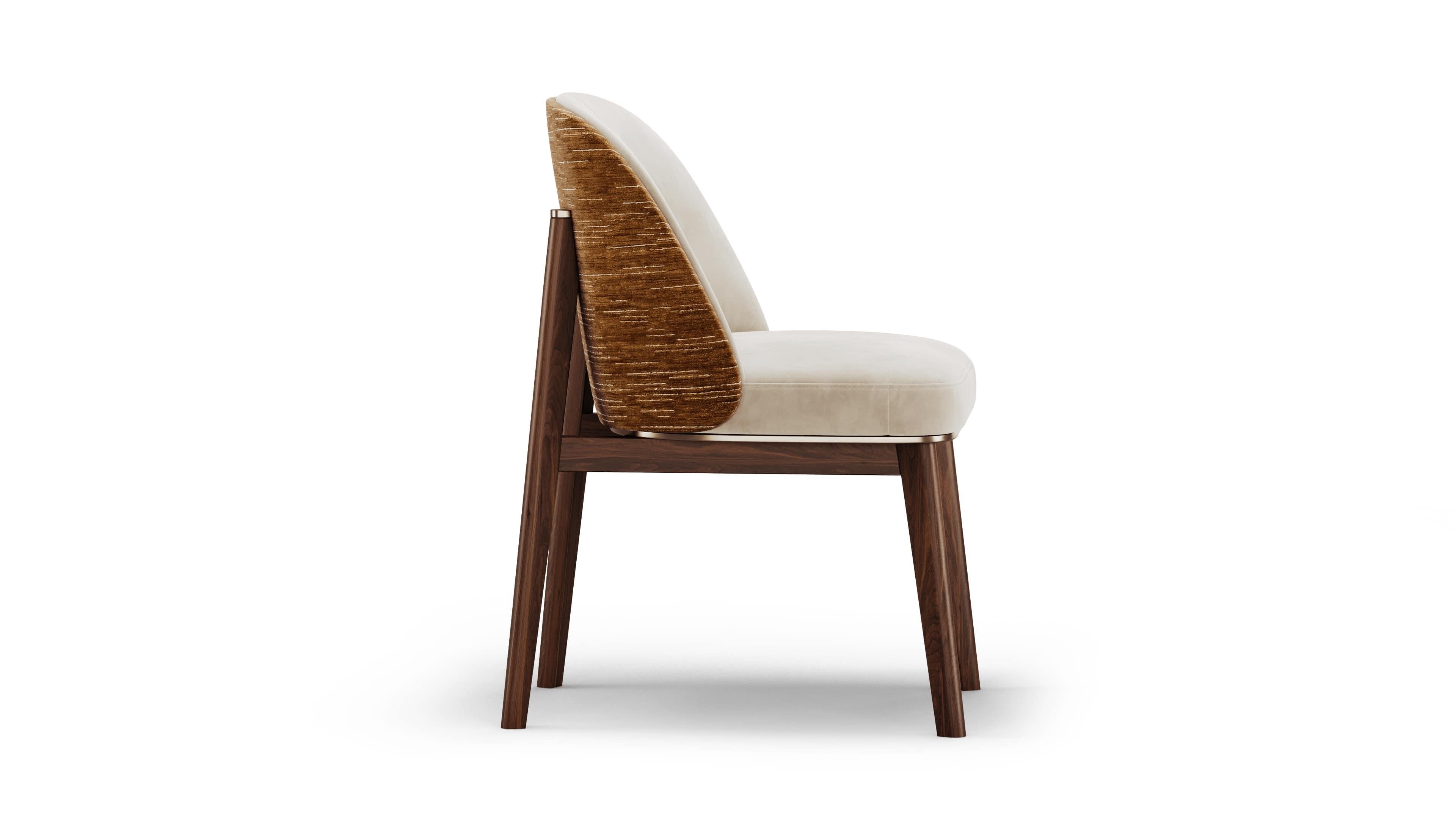 Silla Svelte Elise con patas de madera y detalle metálico Moderno de mediados de siglo en venta