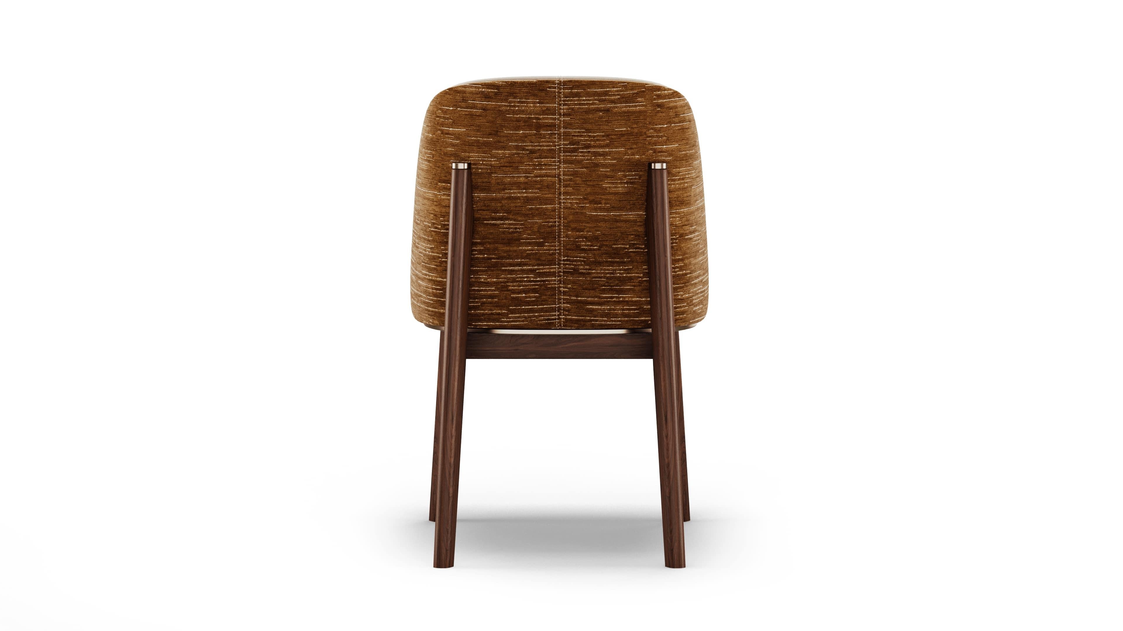 Silla Svelte Elise con patas de madera y detalle metálico Bruñido en venta