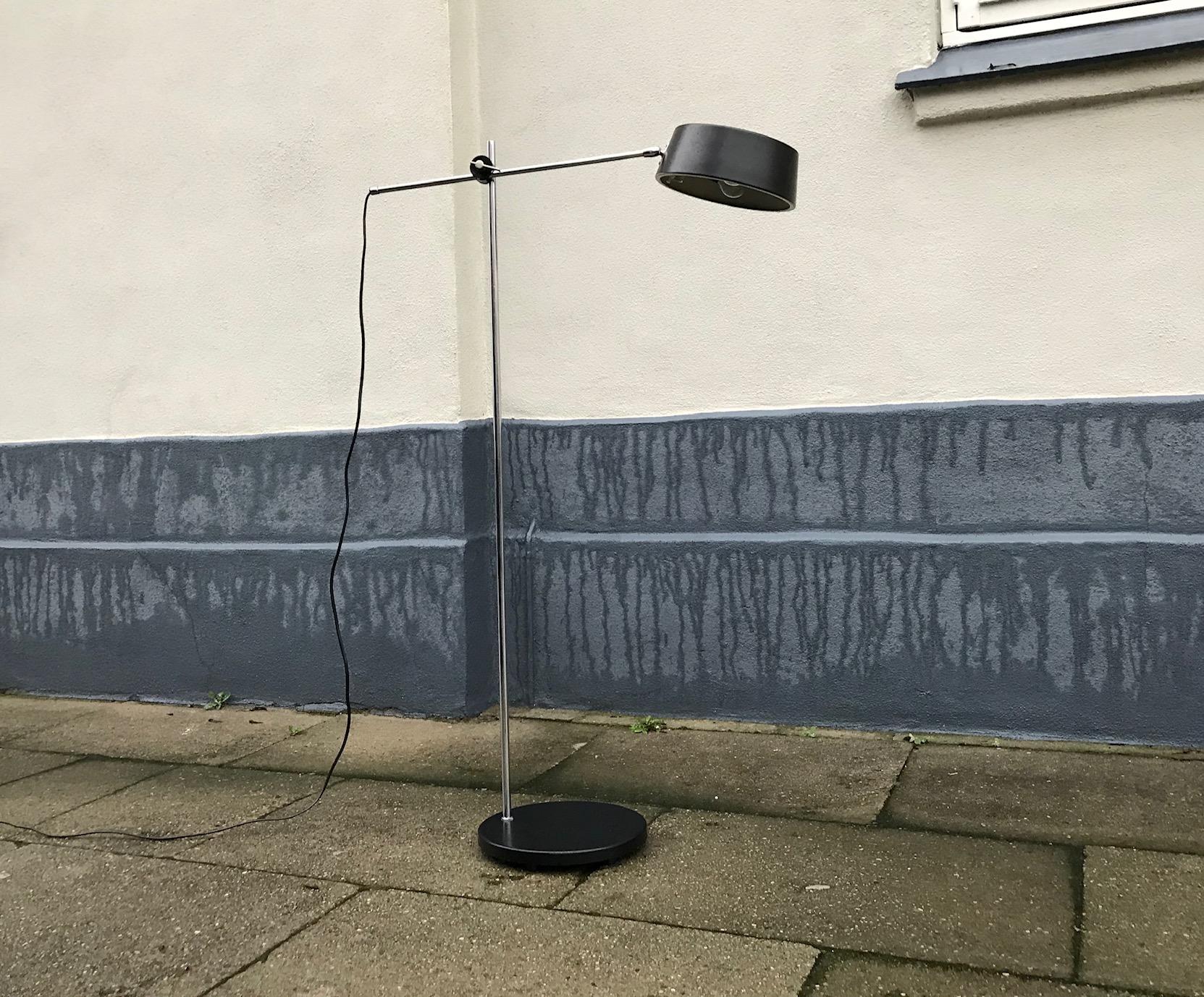 Rare waterpump shaped floor lamp from Holm-Sørensen. It has two light sources, hidden on/off switch and a fully adjustable extended 'arm'/shade holder. The height is adjustable up to circa 155 cm when extended fully.
It is fashioned out of chromed