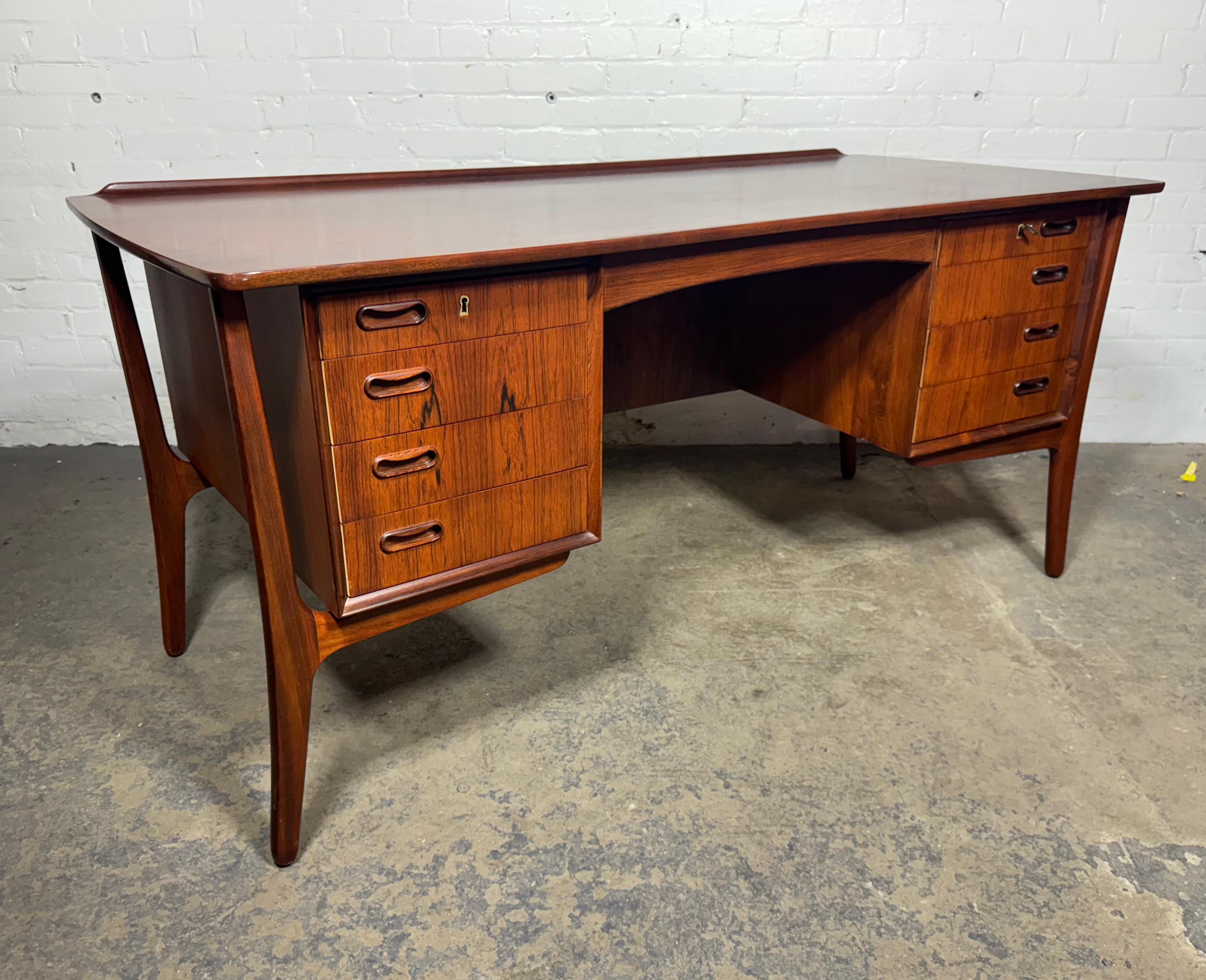 Scandinavo moderno Scrivania in palissandro di Sven Aage Madsen. H. & A. Hansen, Danimarca in vendita