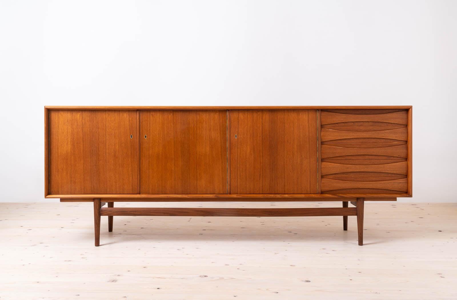 Ti presentiamo la credenza disegnata da Sven Andersen: uno squisito capolavoro che fonde perfettamente l'eleganza senza tempo del Modern Design Scandinavo con l'iconico fascino dell'estetica del Mid-Century Modern, trasportandoti direttamente