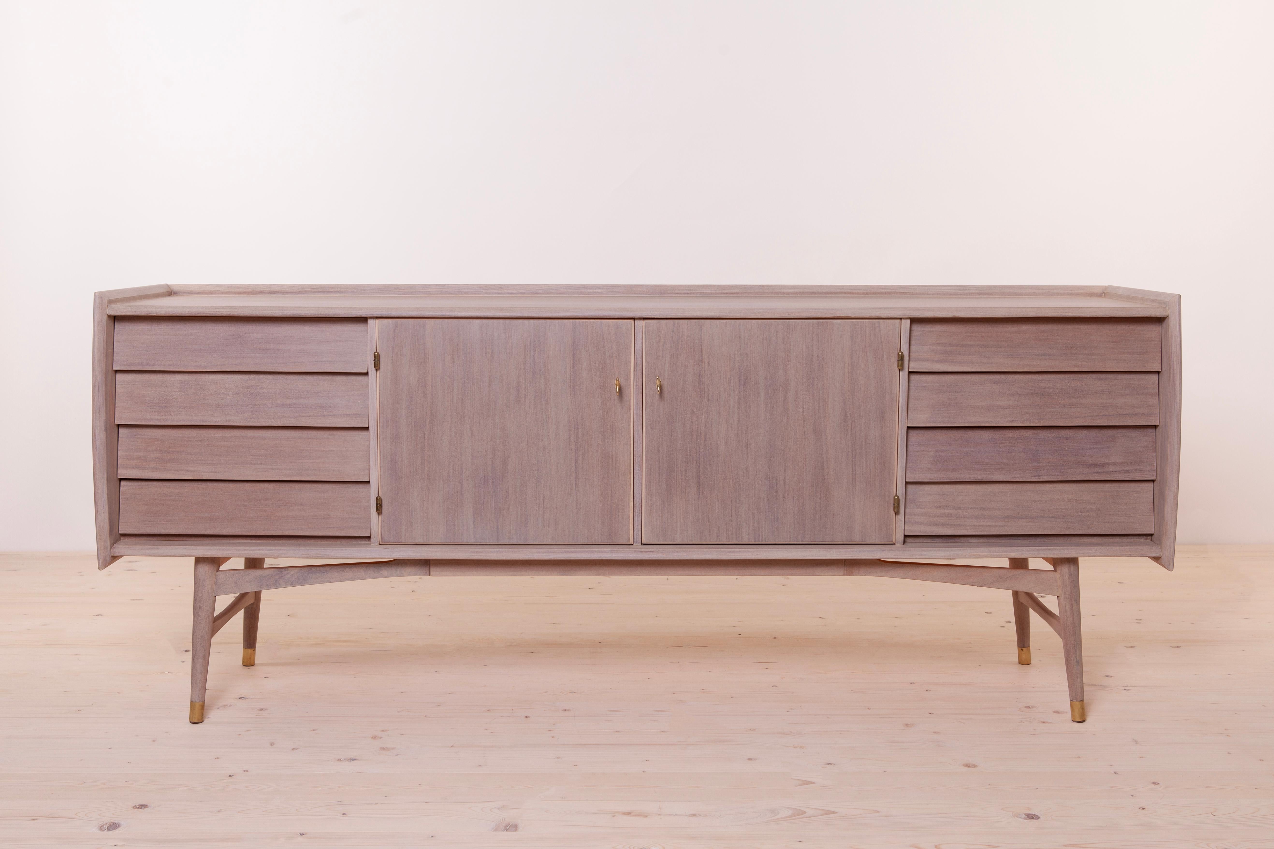 Das von Sven Andersen entworfene Sideboard ist ein exquisites Meisterwerk, das die zeitlose Eleganz des Scandinavian Modern Design mit dem kultigen Flair der Mid-Century Modern Ästhetik verbindet und Sie direkt in das schicke Ambiente der 1950er