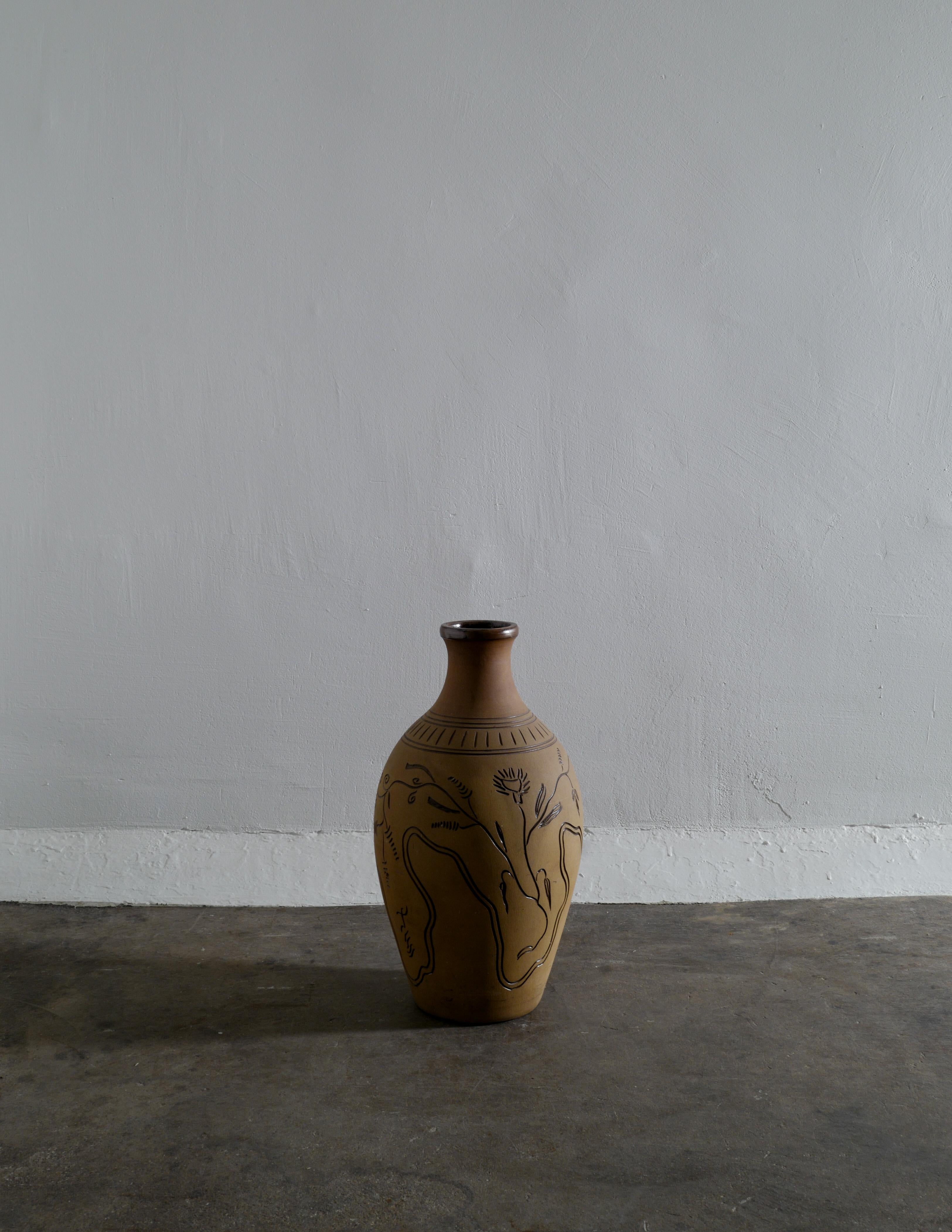 Rare floorvase from the 1940s by Sven Bolin for Höganäs. Good vintage condition with minimal signs of use.