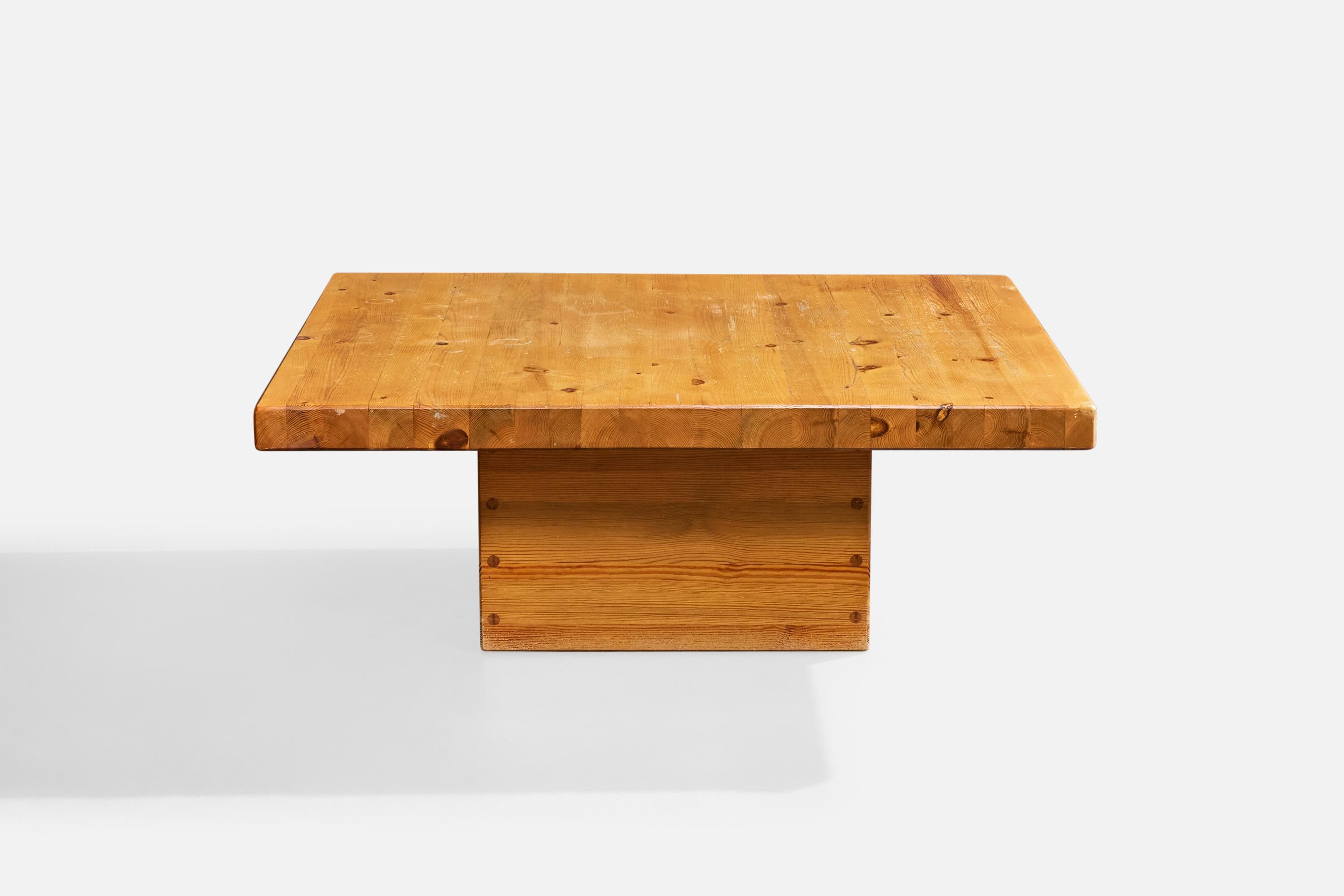 Table basse en pin attribuée à Sven & Christer Larsson, Suède, c. années 1970.

Usure conforme à l'âge et à l'utilisation.

Dimensions globales (pouces) : 17.75 
