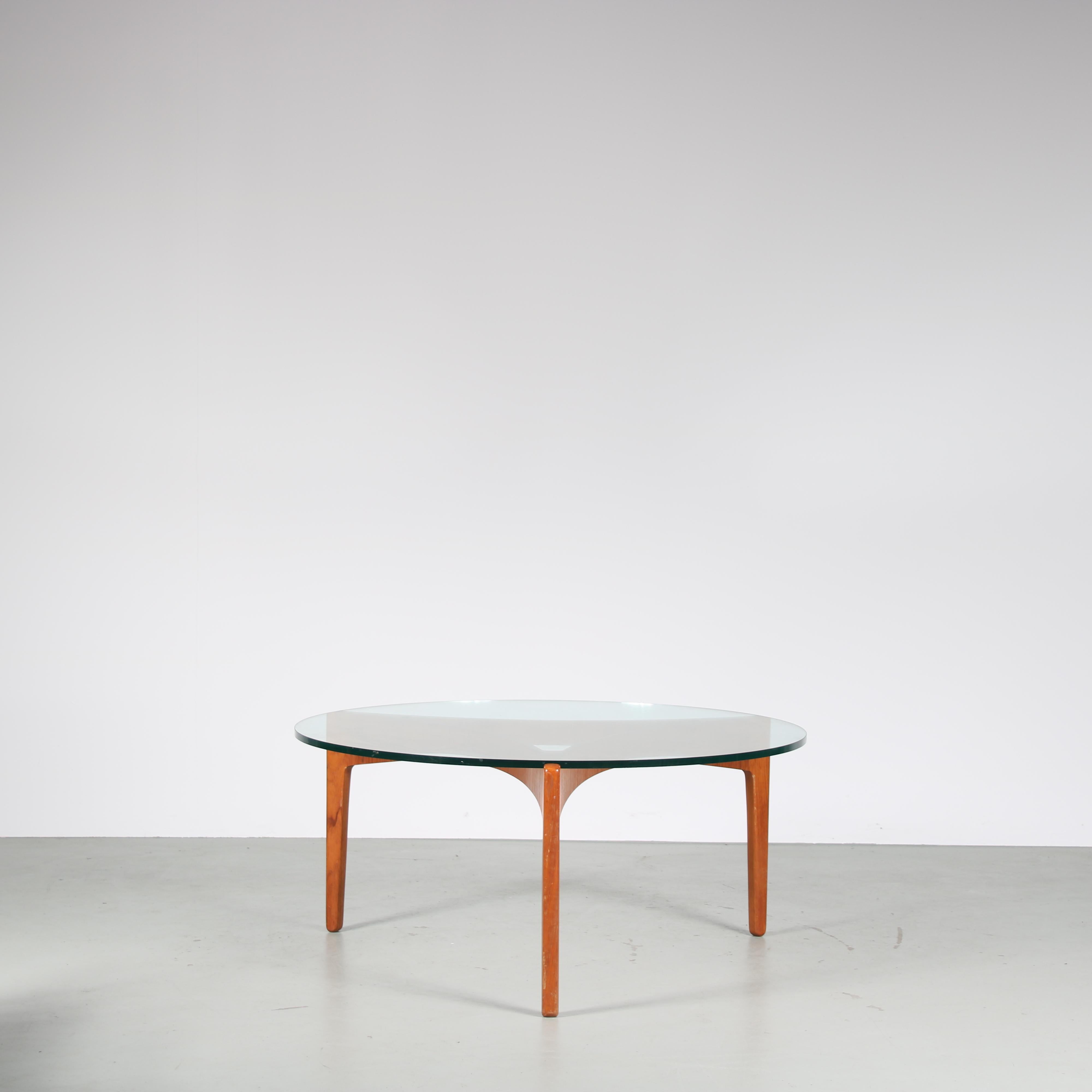 A beautiful coffee table designed by Sven Ellekae, manufactured by Christian Linneberg Mobelfabrik in Denmark around 1960.

This eye-catching table has a high quality teak wooden frame with three legs in elegant shape. A smooth triangle shape