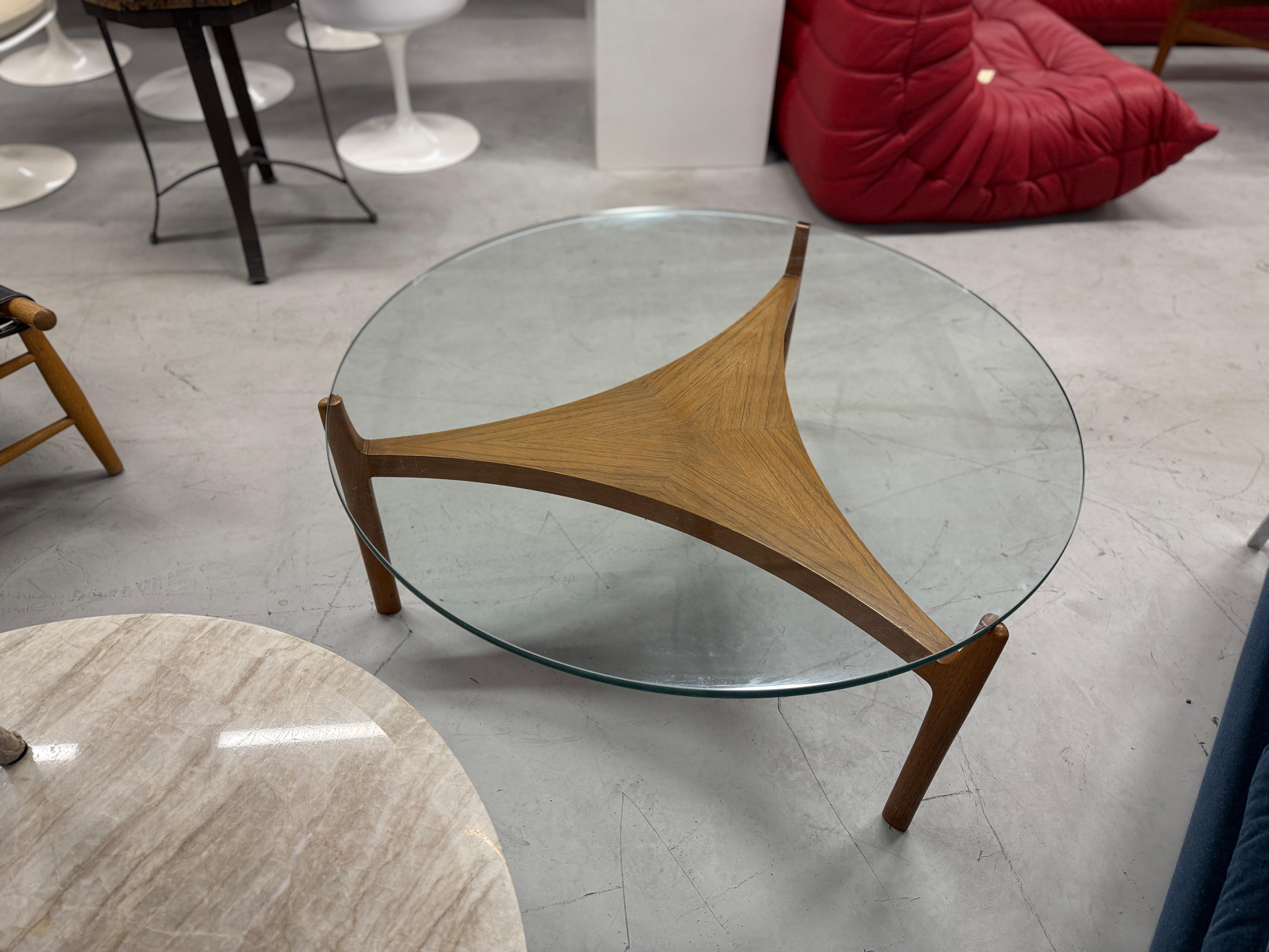 An elegantly designed coffee table by Sven Ellekaer for Christian Linneberg Mobilfabrik. Done in the 1960’s this table is in good condition with some minor surface scratches to the glass top and some marks and minor imperfections to the legs.
The
