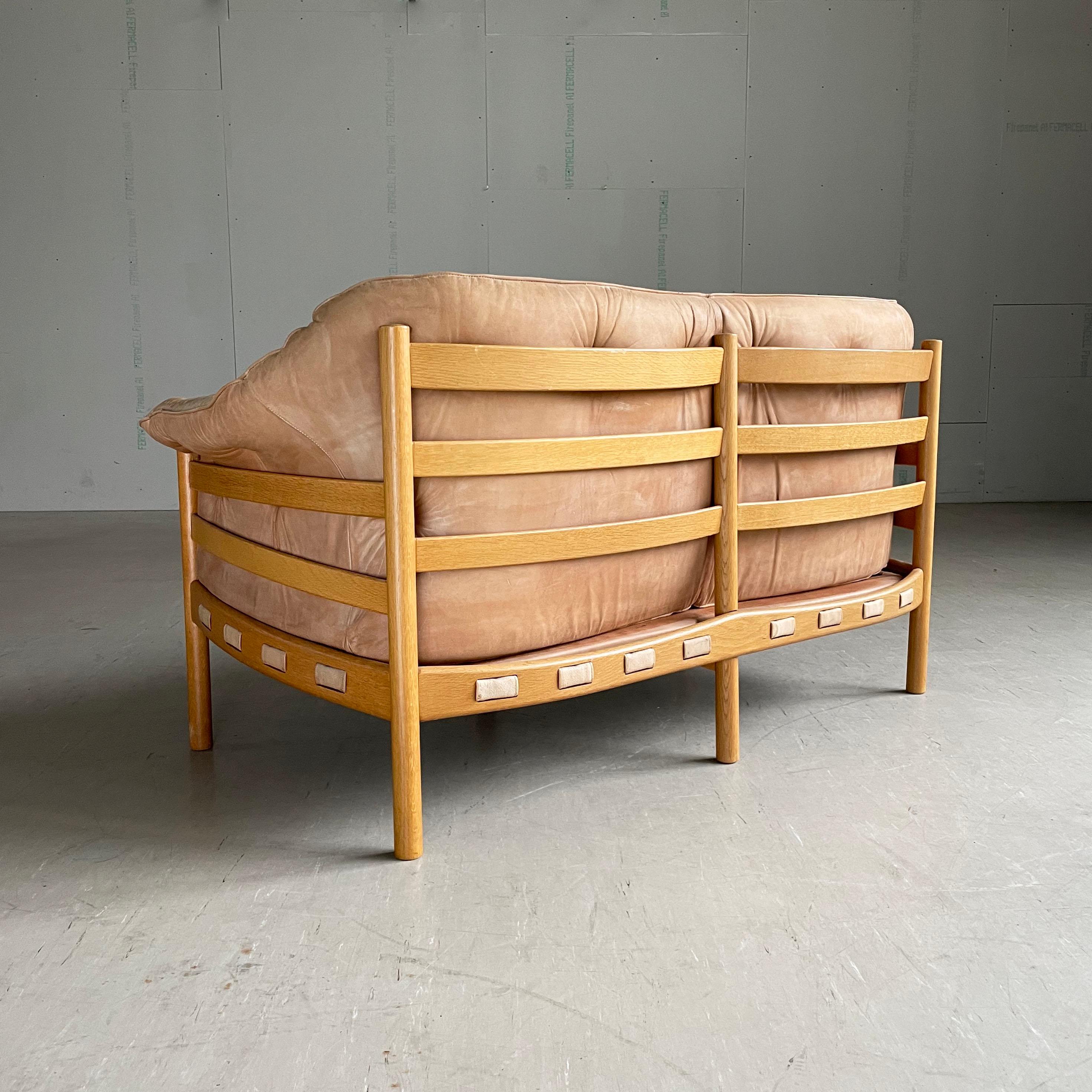 Canapé en cuir 2 places Sven Ellekaer, produit par Coja. Cuir nubuck naturel avec cadre en chêne.