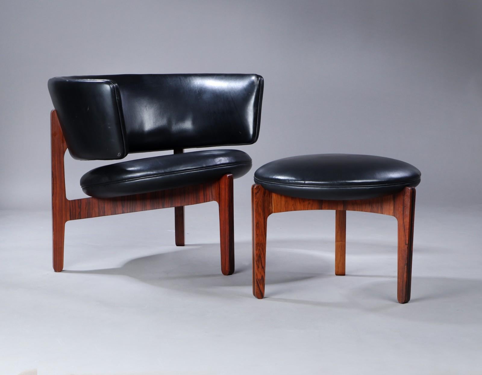 Sven Ellekaer 3 legs Lounge chair and footstool for Mobelfabrik Denmark 1960 For Sale 3