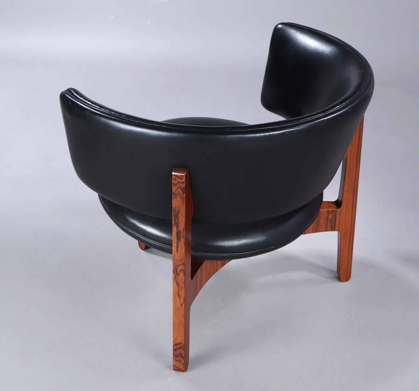 Danish Sven Ellekaer 3 legs Lounge chair and footstool for Mobelfabrik Denmark 1960 For Sale