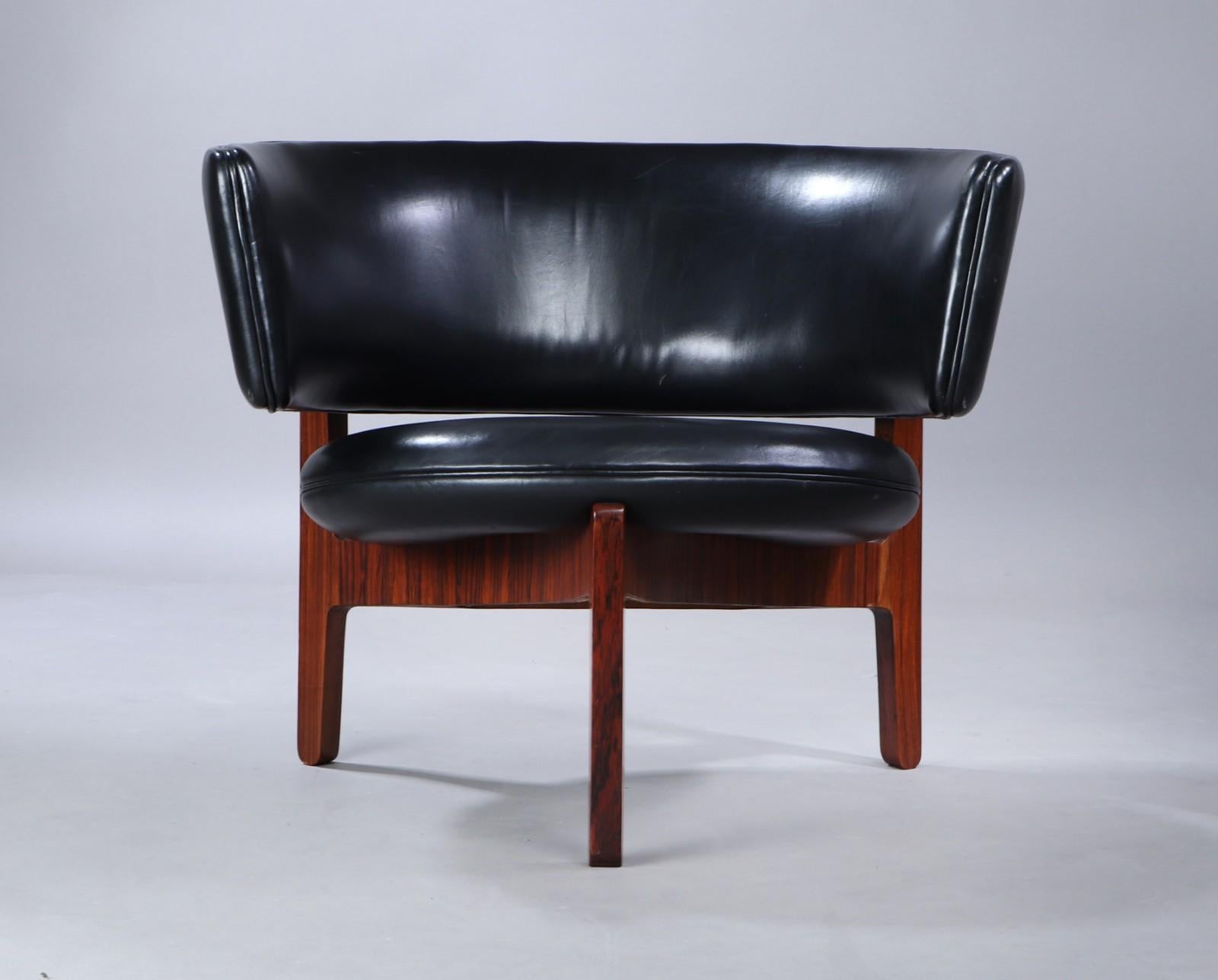 Milieu du XXe siècle Sven Ellekaer fauteuil de salon et repose-pieds à 3 pieds pour Mobelfabrik Danemark 1960 en vente