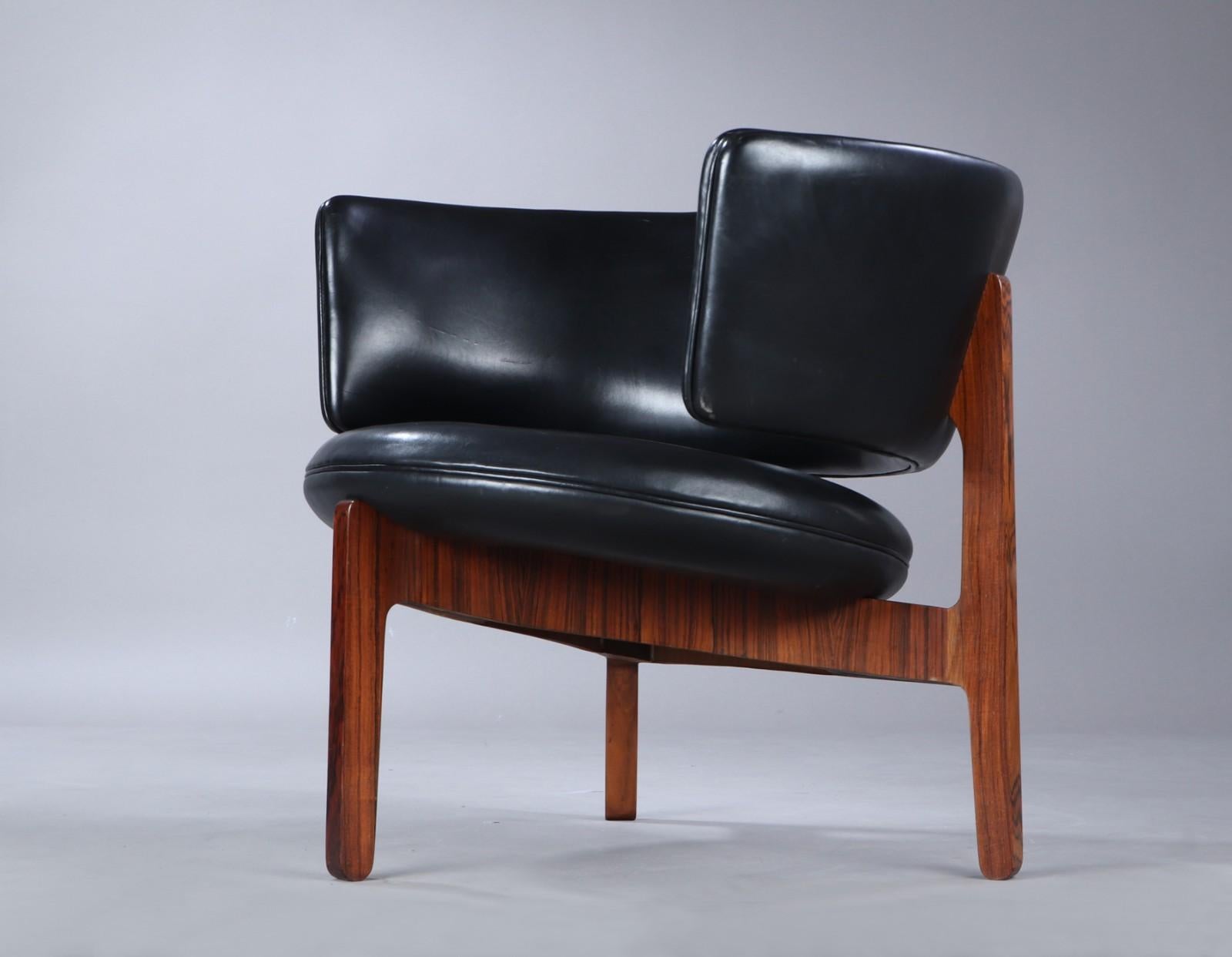 Sven Ellekaer fauteuil de salon et repose-pieds à 3 pieds pour Mobelfabrik Danemark 1960 en vente 1