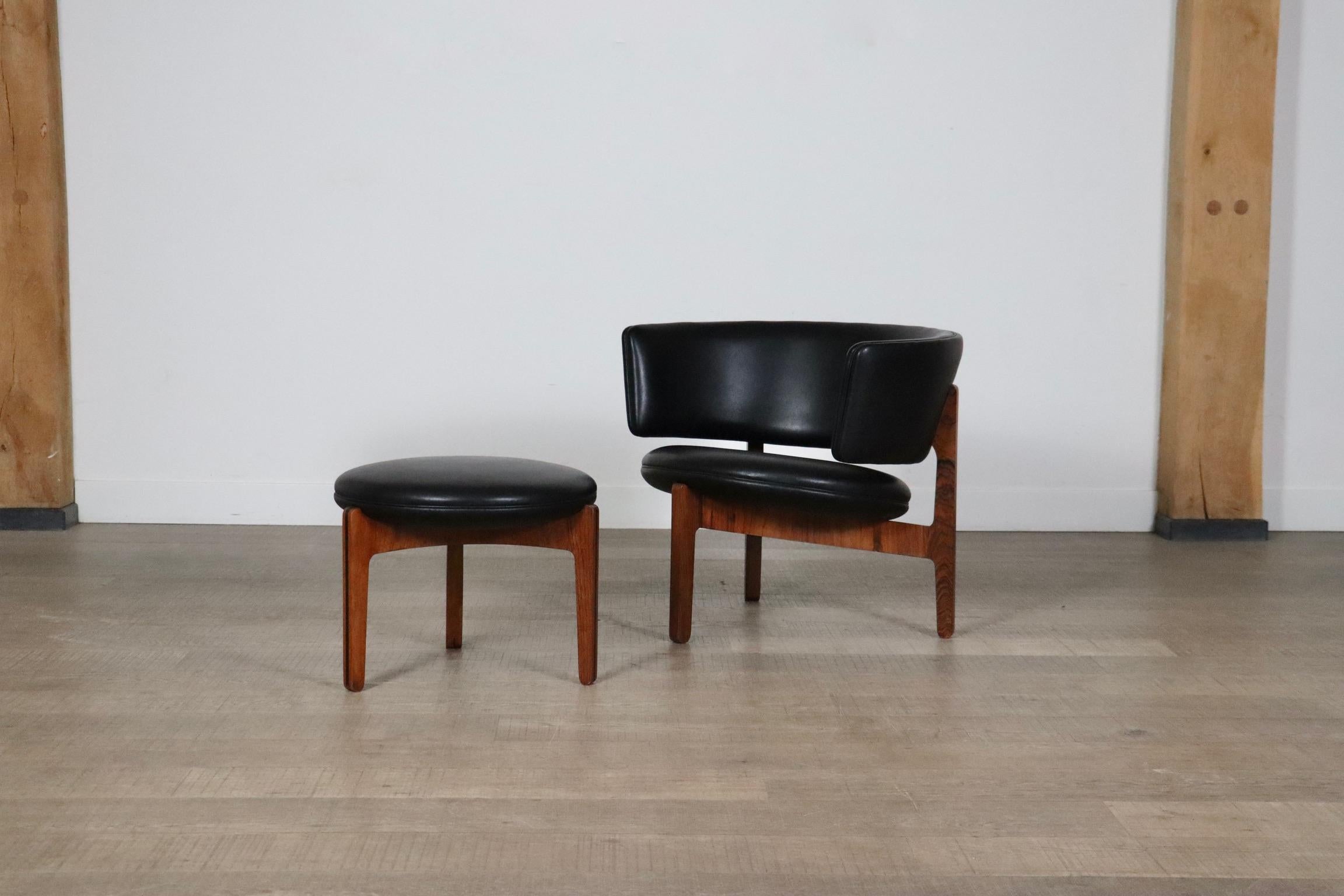 Nice Lounge chair with stool by Sven Ellekaer for Christian Linneberg, Denmark 1962.

This beautiful design features Elkaer’s signature circular shapes and tripod legs. The frames are made of rosewood, and the seats of black leatherette.

The chair
