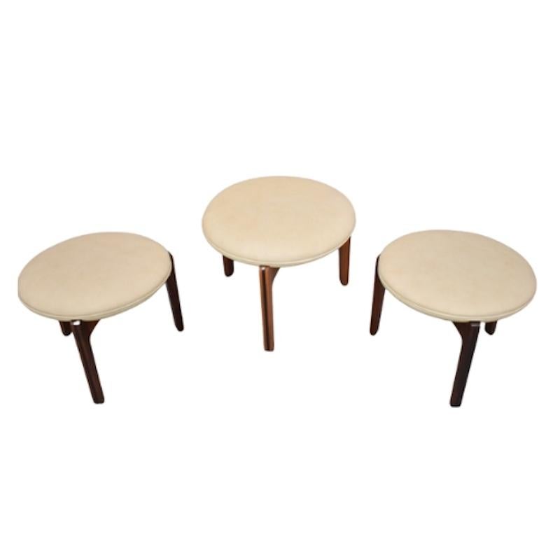 Sven Ellekaer Dreibeiniger Couchtisch aus Palisander und drei Hocker (Moderne der Mitte des Jahrhunderts) im Angebot