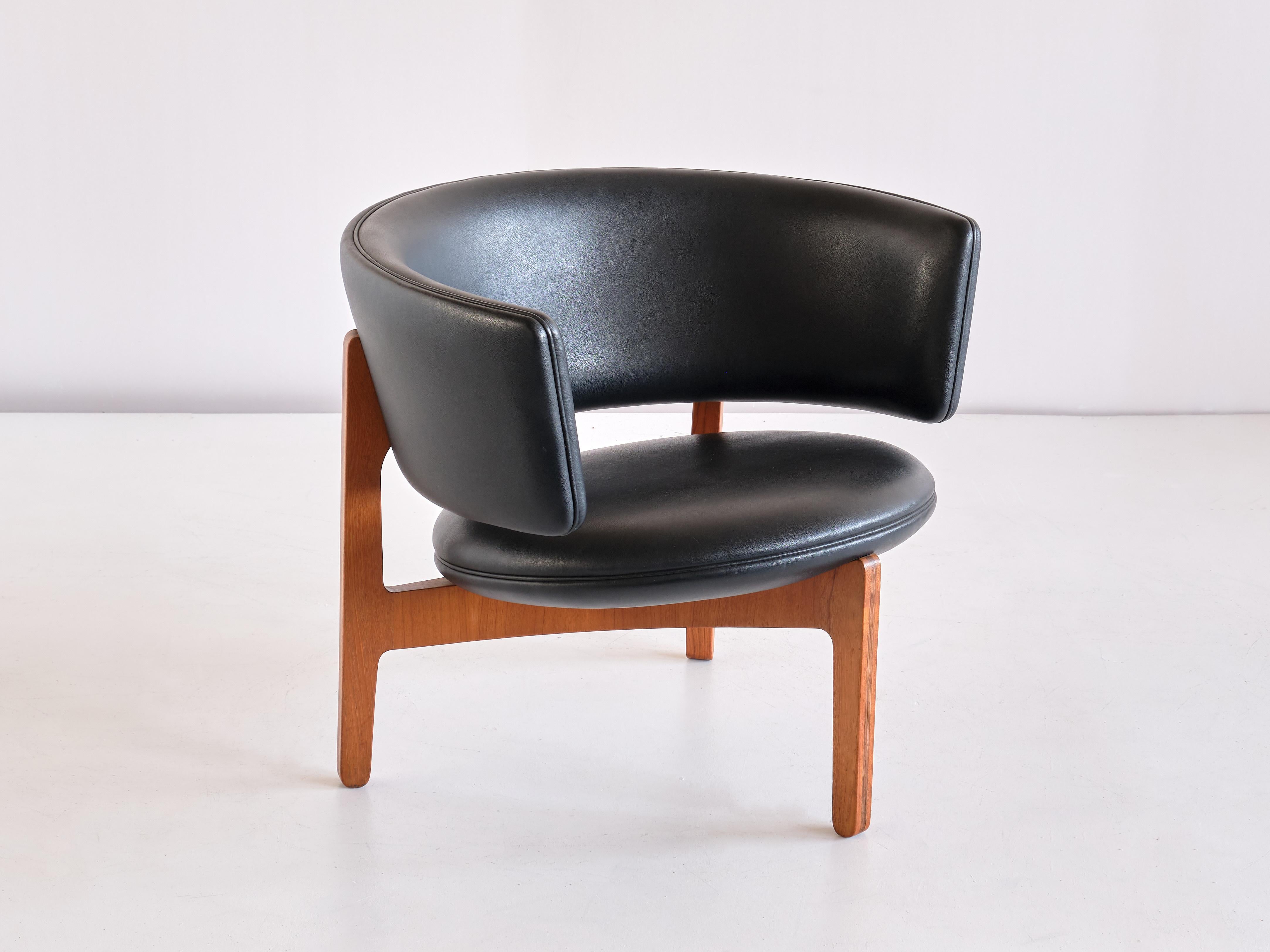 This very rare lounge chair was designed by Sven Ellekaer and produced by Christian Linneberg Møbelfabrik in Denmark, 1962. The striking design is composed of a semi-circular bent backrest and a round circle as a seat, both upholstered in a black