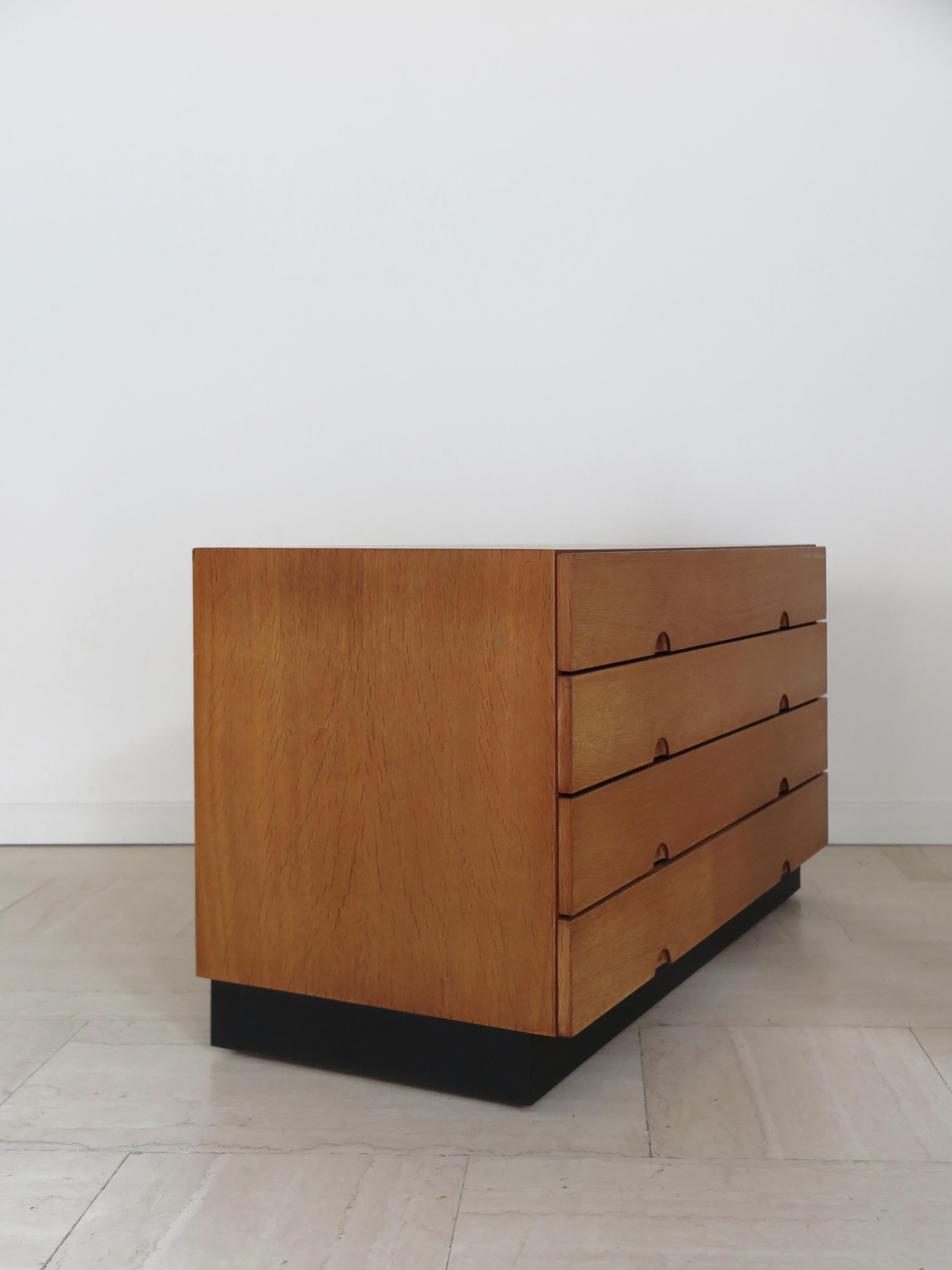 Commode en chêne scandinave de conception moderne du milieu du siècle, modèle Bramin System 160, conçue par Sven Ellekar et produite par Bramin Mobler, avec 4 tiroirs et une base peinte en noir, Danemark dans les années 1960.
Label du fabricant au