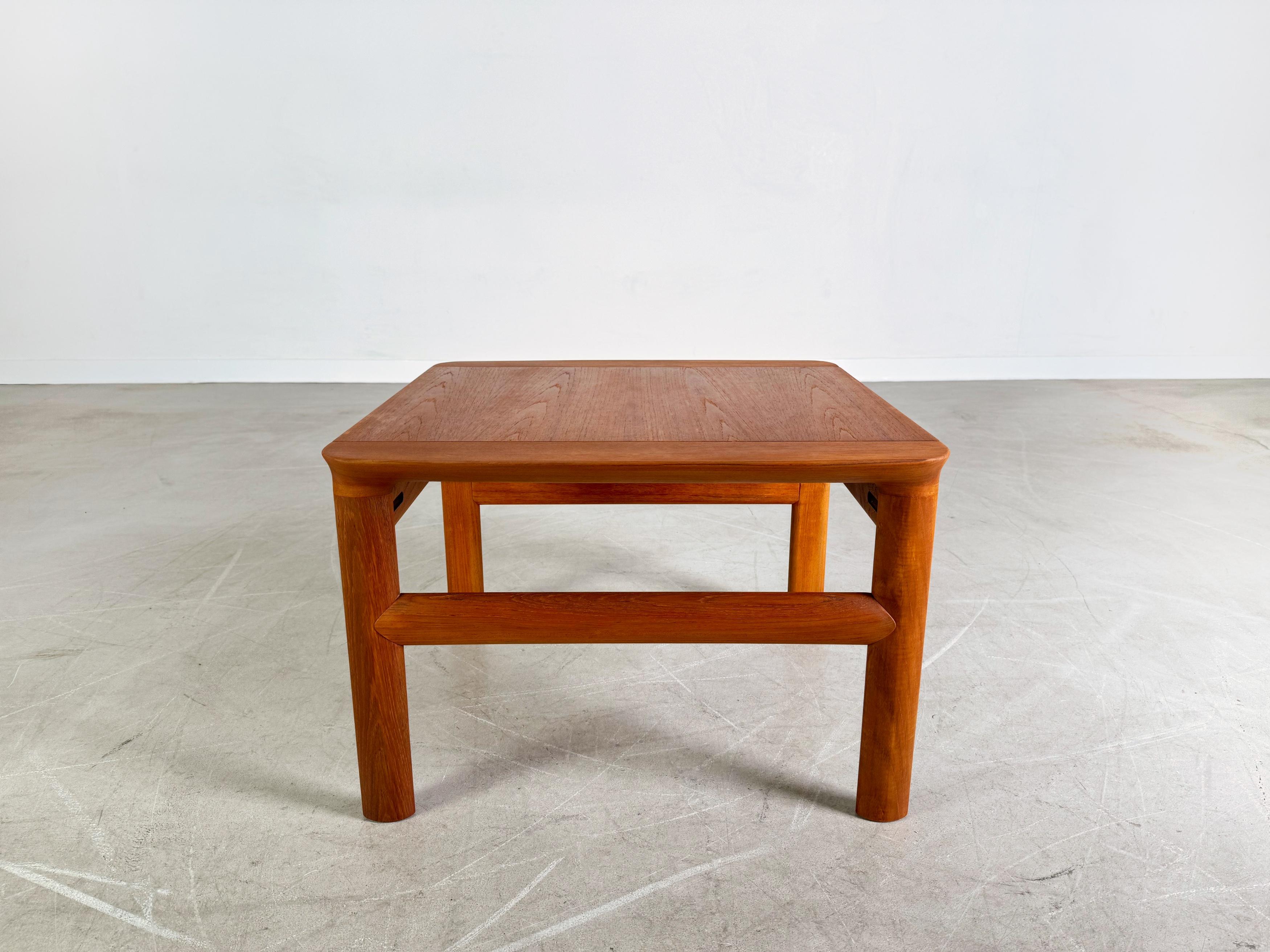 Wir bieten einen wunderschönen Vintage Teak Couchtisch (Modell: Borneo) aus den 1960er Jahren von Sven Ellekaer für Komfort zum Verkauf an. Der quadratische Tisch ist aus massivem Teakholz gefertigt und besticht durch seine minimalistische Form und