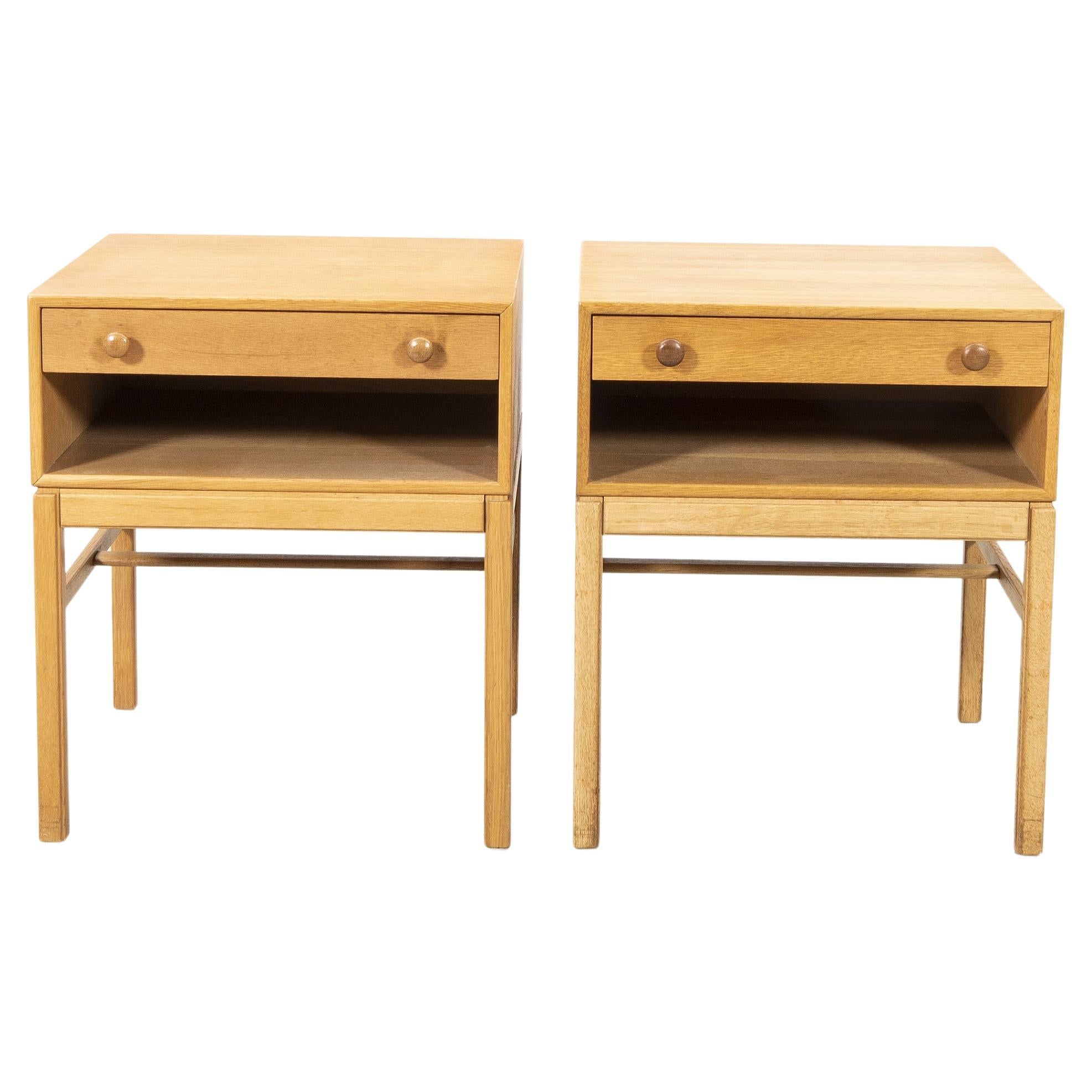 Beautiful pair of bedside tables in oak natural colour model 