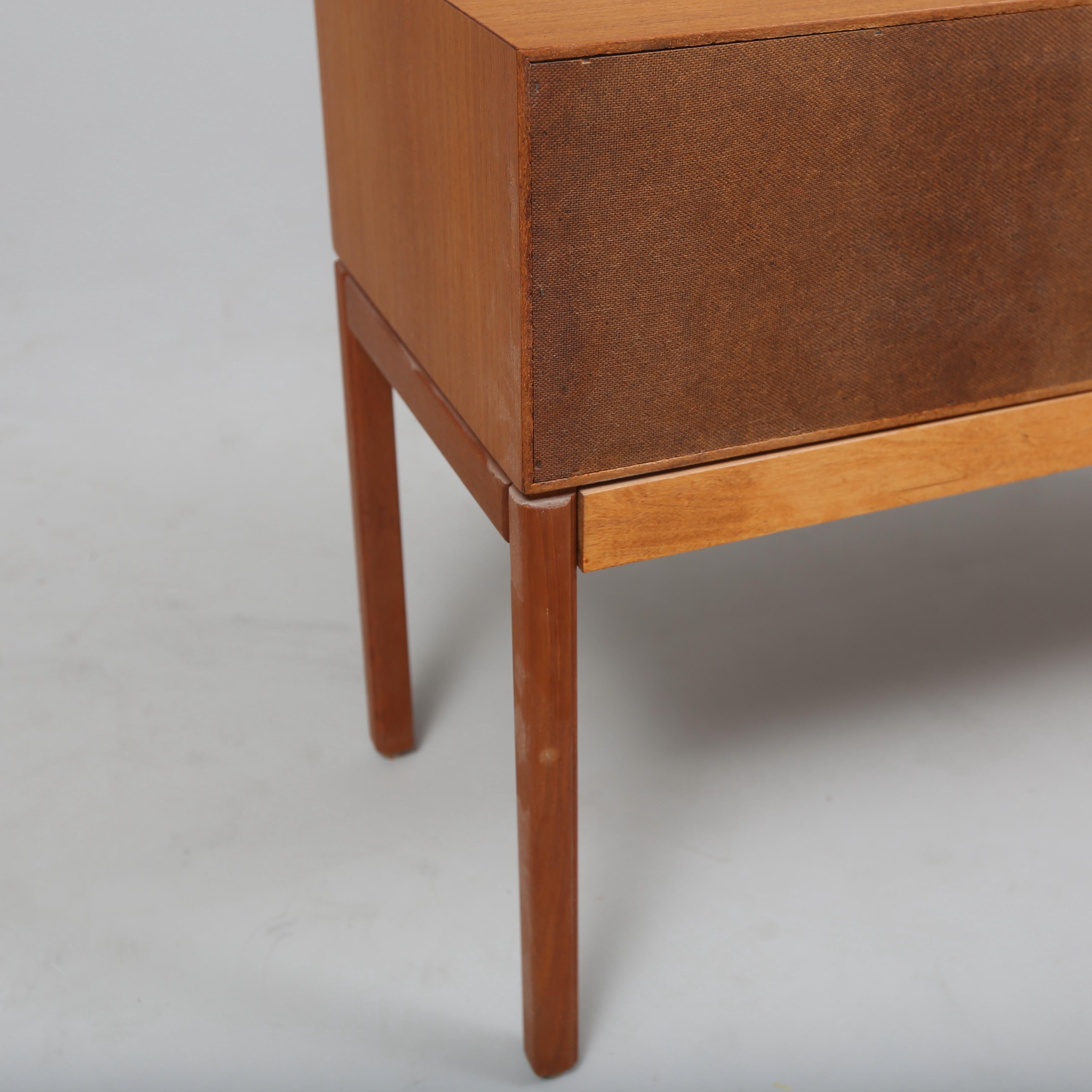 SVEN ENGSTRÖM/GUNNAR MYRSTRAND. bench by  Tingströms made in  Sweden around 1960.
can be used as a nightstand 
Good condition