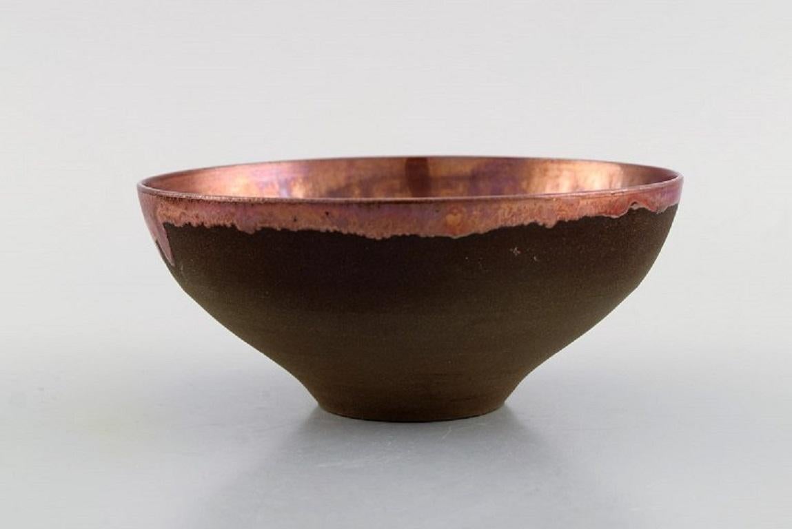 Sven Hofverberg (1923-1998) Swedish ceramicist. Unique bowl in glazed ceramics. Beautiful metallic glaze. 
1980s.
Measures: 13.5 x 6 cm.
In excellent condition.
Signed.