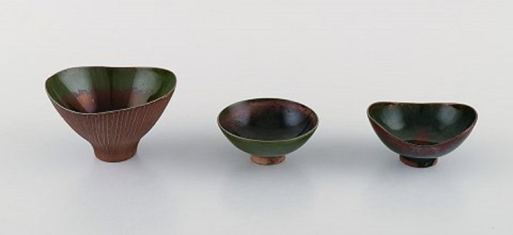 Sven Hofverberg (1923-1998) Swedish ceramist. Three unique bowls in glazed ceramics. Beautiful metallic glaze, 1980s.
Largest measures: 8 x 5 cm.
In very good condition.
Signed.