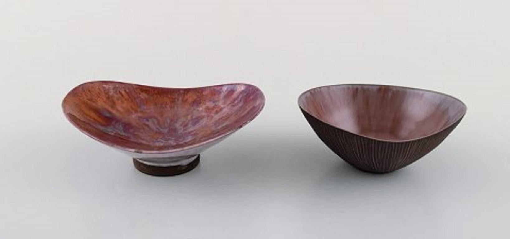 Sven Hofverberg (1923-1998) Schwedischer Keramiker. Zwei einzigartige glasierte Keramikschalen. Schöne Metallic-Glasur, 1980er Jahre.
Größte Maße: 11 x 4 cm.
In sehr gutem Zustand.
Unterschrieben.