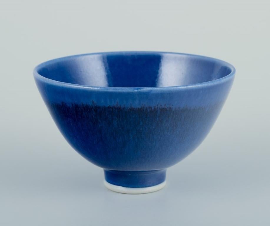 Sven Hofverberg (1923-1998), un célèbre artiste céramiste suédois et Henning Nilsson.
Deux bols uniques en céramique émaillée.
Bol de Sven Hofverberg en glaçure bleue. Bol de Henning Nilsson en glaçure bordeaux.
1980s.
En parfait