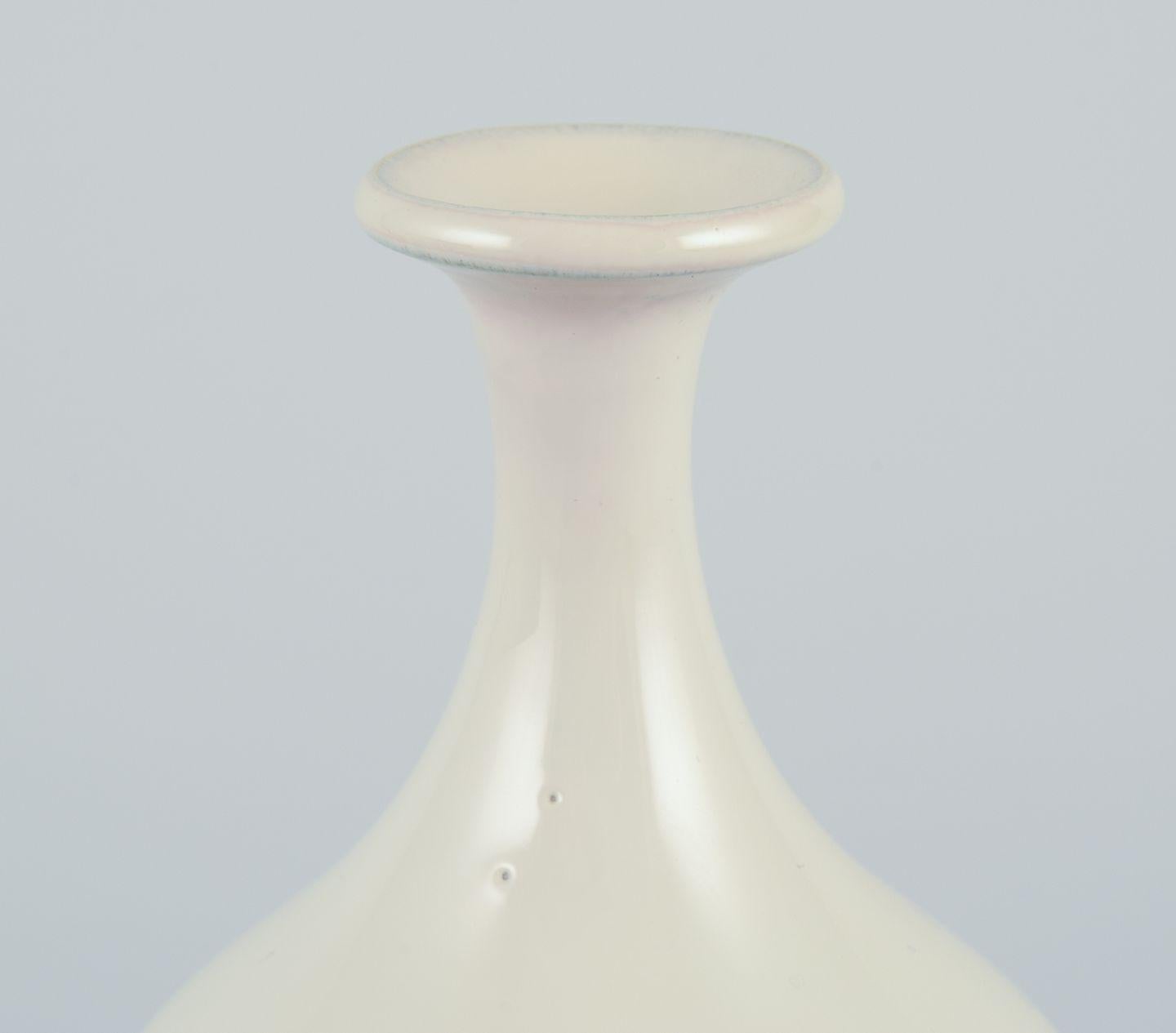Suédois Sven Hofverberg, Swedish ceramicist, own studio. Ceramic vase with slender neck. en vente