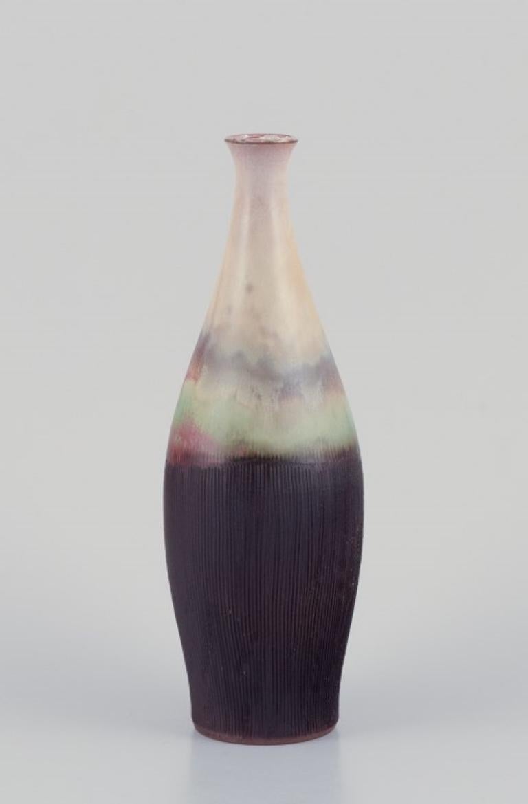 Sven Hofverberg, schwedischer Keramiker. 
Große und kleine Keramikvasen. Mehrfarbige Glasur.
Ungefähr in den 1970er Jahren.
Gekennzeichnet mit SH.
Die kleine Vase ist in ausgezeichnetem Zustand und hat einen kleinen Produktionsfehler an der Spitze