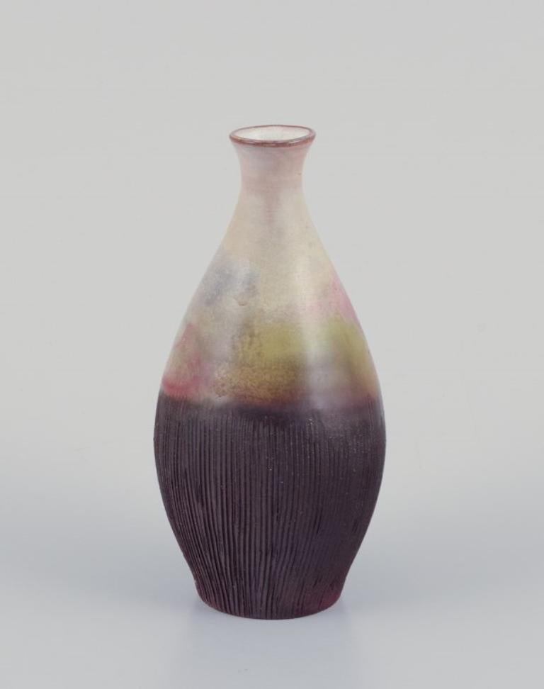 Sven Hofverberg, schwedischer Keramiker. Zwei einzigartige Keramikvasen. Mehrfarbige Glasur.
Ungefähr in den 1970er Jahren.
Gekennzeichnet mit SH.
In perfektem Zustand.
Abmessungen:
H 14,0 cm x T 5,0 cm.
H 12,0 cm x T 6,0 cm.