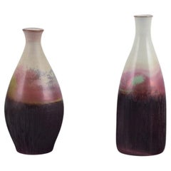 Sven Hofverberg, c�éramiste suédois. Deux vases uniques en céramique. Glace multicolore