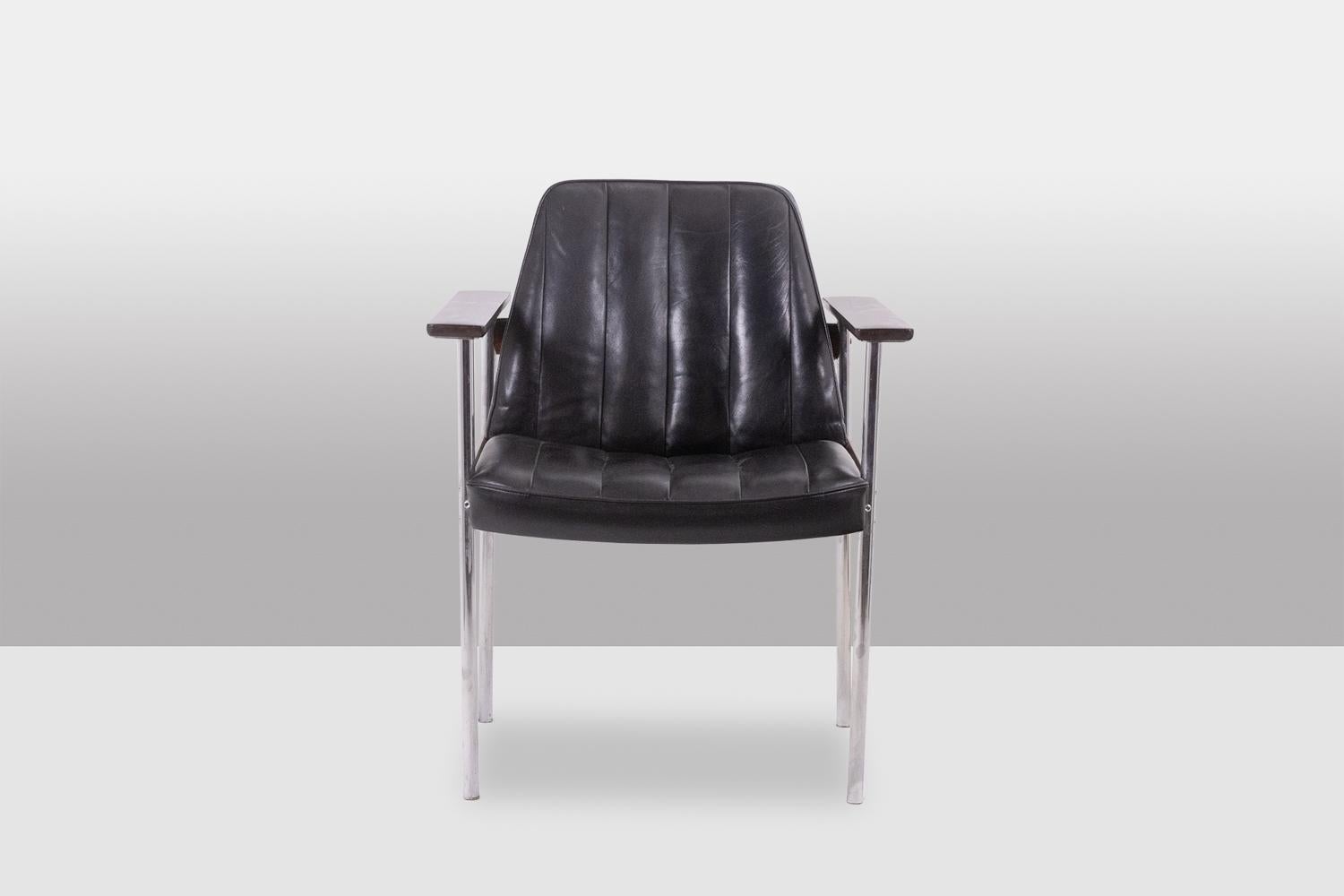 Sven Ivar Dysthe für Dokka.

Bürostuhl. Verchromtes Metallgestell, Armlehnen aus Palisanderholz, Sitz und Rückenlehne aus schwarzem Leder.

Dänisches Werk, realisiert um 1960.

Abmessungen: H 66 x B 65,5 x T 55,5 cm

Referenz: LS6319333M