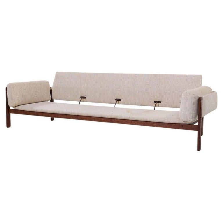 Sven Ivar Dysthe para Dokka Møbler Sofá de palisandro noruego de mediados de siglo

Este sofá mide 92 de ancho x 31 de fondo x 25,5 pulgadas de alto, con una altura del asiento de 10,25 (sin cojines) y una altura de los brazos de 21,25