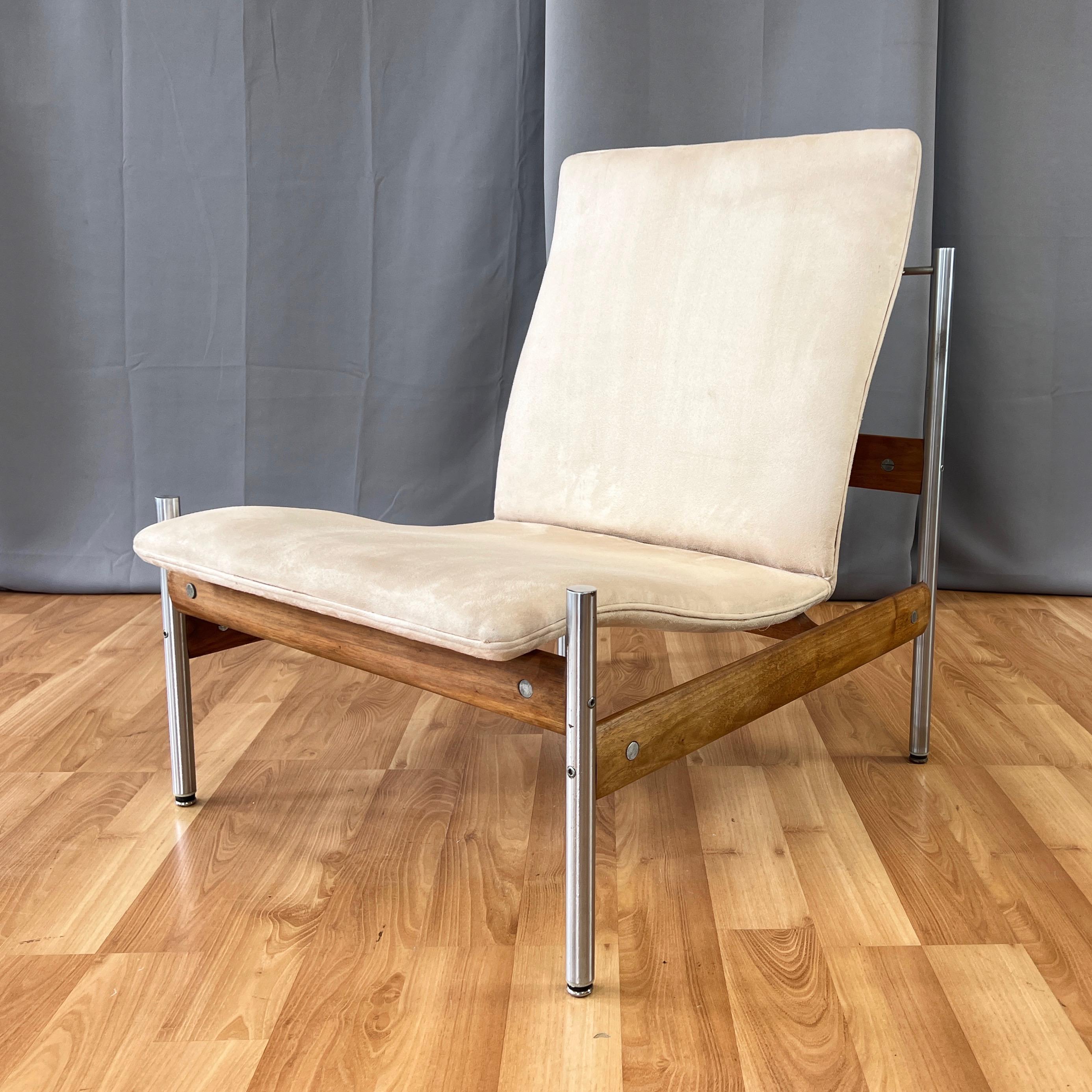 Rare version sans accoudoirs en teck et nickel de la chaise longue modèle 1000 AFS de Sven Ivar Dysthe pour la société norvégienne Dokka Møbler. Conçu en 1959, cet exemplaire date des années 1960 avec un rembourrage en ultrasuede datant des années