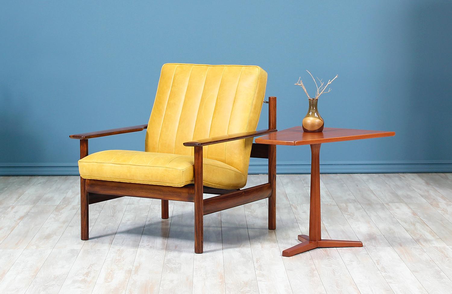 Designer: Sven Ivar Dysthe
Manufacturer: Dokka Møbler
Country of origin: Norway
Date of manufacture: 1960-1969
Materials: Brazilian rosewood, new full-grain leather, steel hardware
Period style: Norwegian modern.

Condition: Excellent
Extra