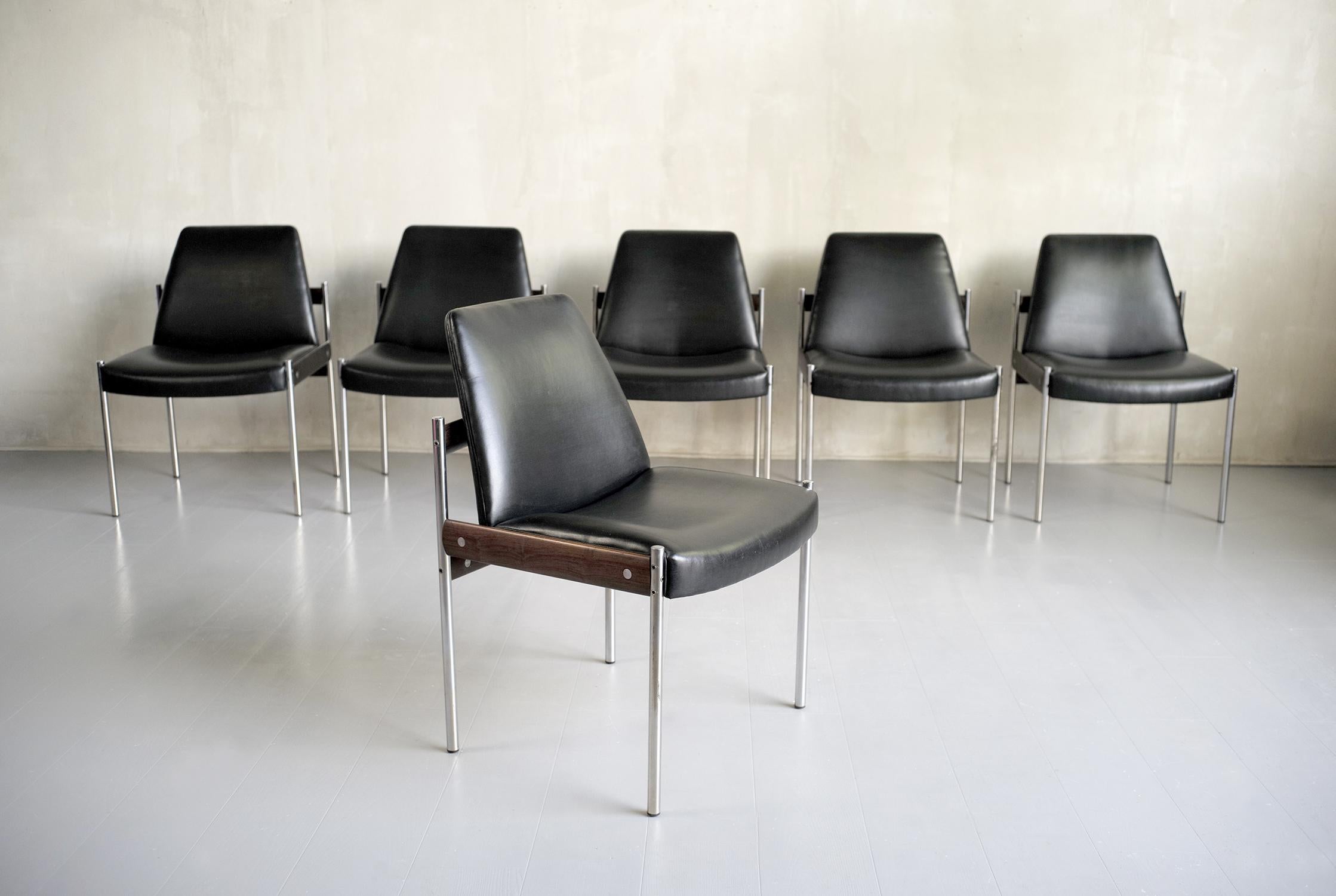 Série de 6 chaises en cuir noir et bois de rose de Sven Ivar Dysthe pour Dokka Mobler, Norvège 1960. Référencées sous le numéro 3001, ces chaises ont remporté le Prix international du design 1961. (document d'archive, mairie de Wuppertal, 1961).