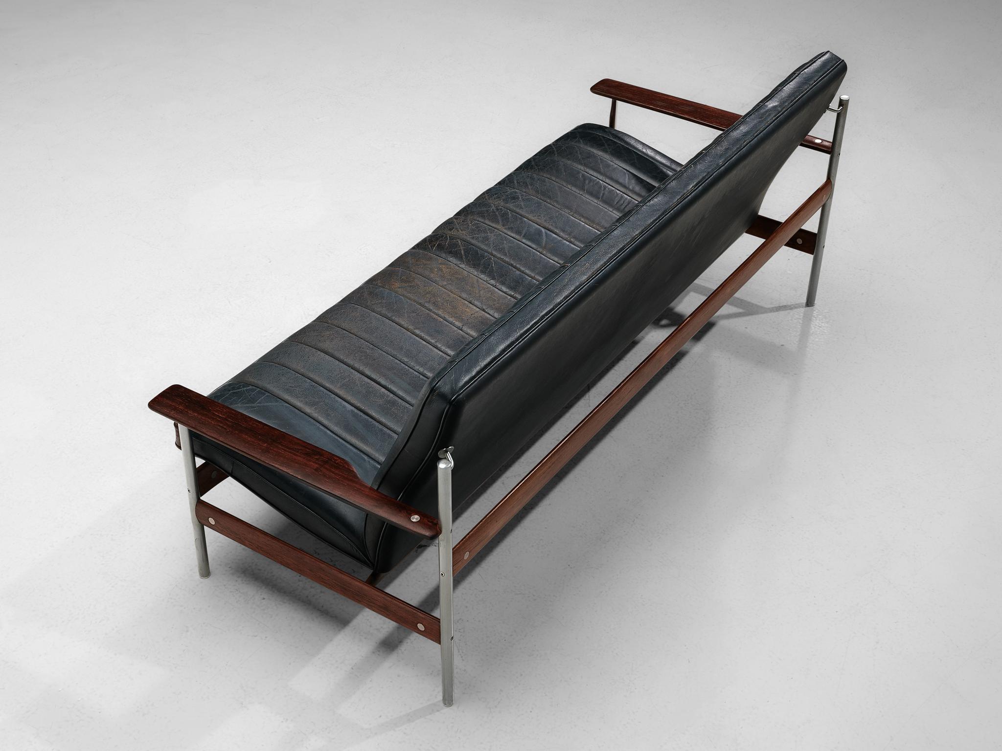 Sven Ivar Dysthe für Dokka Møbler, Sofa, Modell 1001, schwarzes Leder, Palisanderholz, gebürsteter galvanisierter Stahl, 1960er Jahre

Dieses Sofa wurde von Sven Ivar Dysthe für Dokka Møbler entworfen. Der Rahmen ist aus reichem Palisanderholz